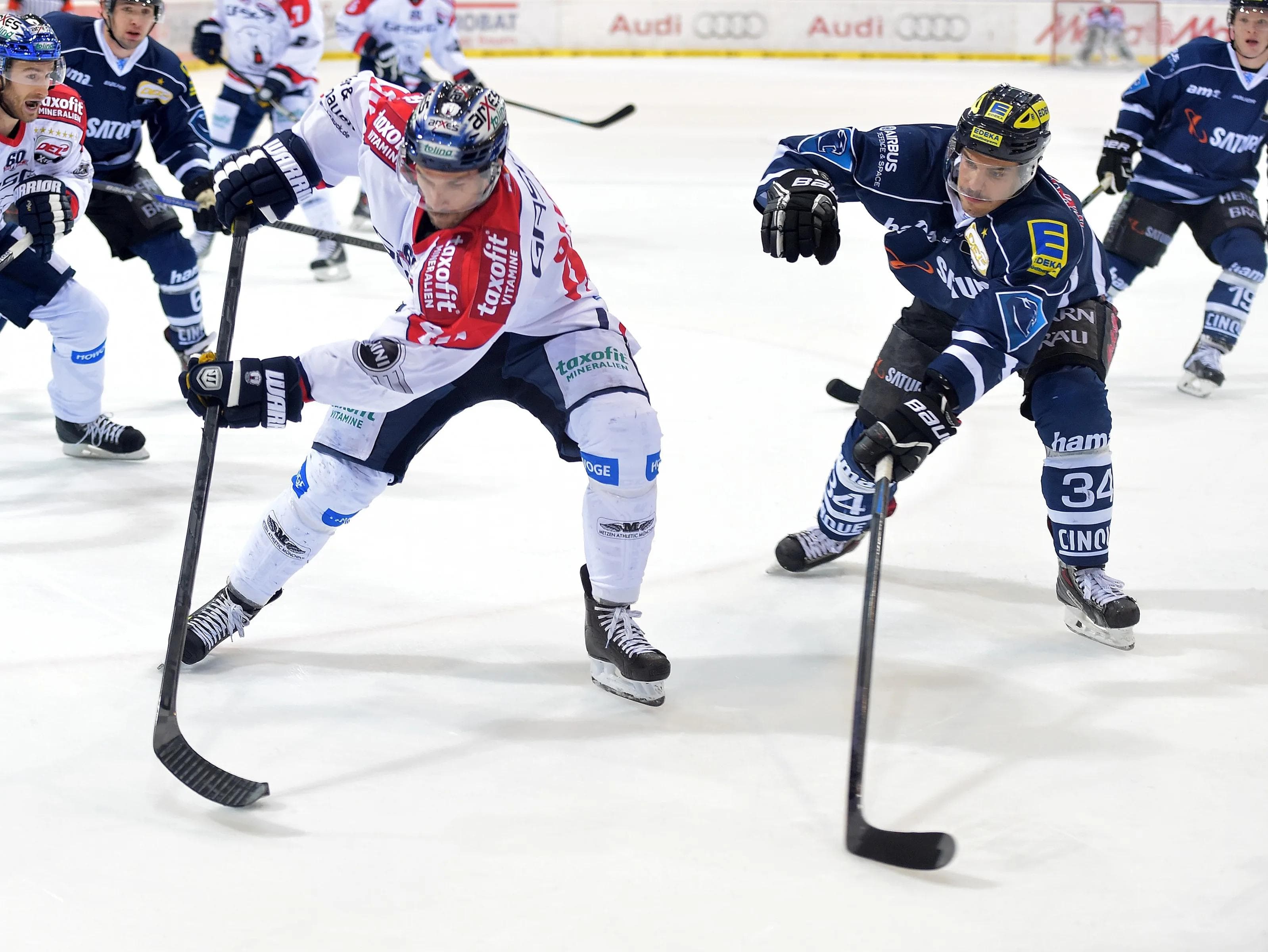 Zwei Nationalspieler im Duell: Panther Benedikt Kohl (rechts) hindert Berlins Darin Olver an der Durchfahrt. Foto: CityPress