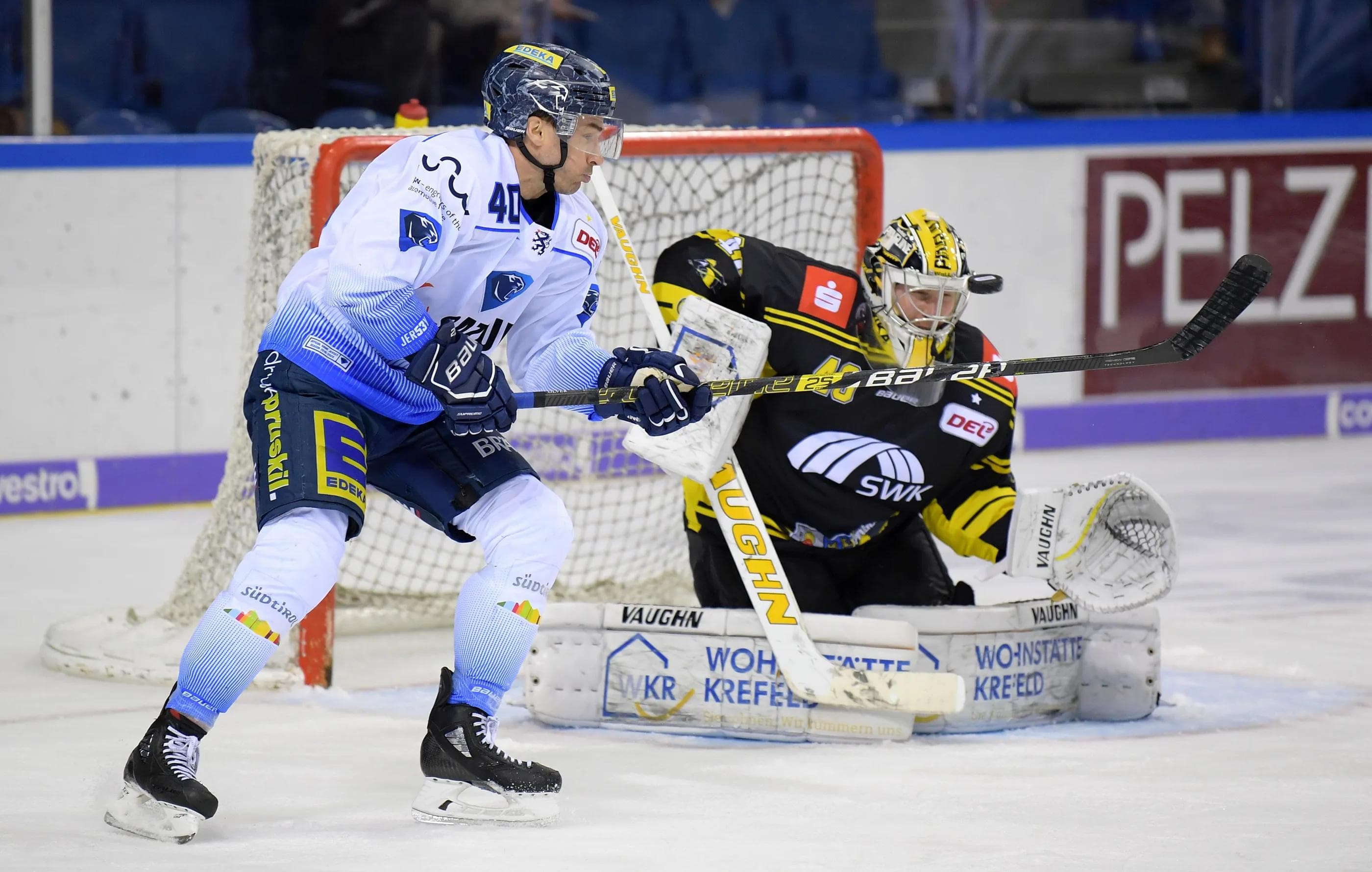 Die Panther um Darin Olver scheiterten an ihrem eigenen Unvermögen und dem stark aufgelegten Krefelder Goalie Jussi Rynnäs.
Foto: Jürgern/DEL-Fotosharing