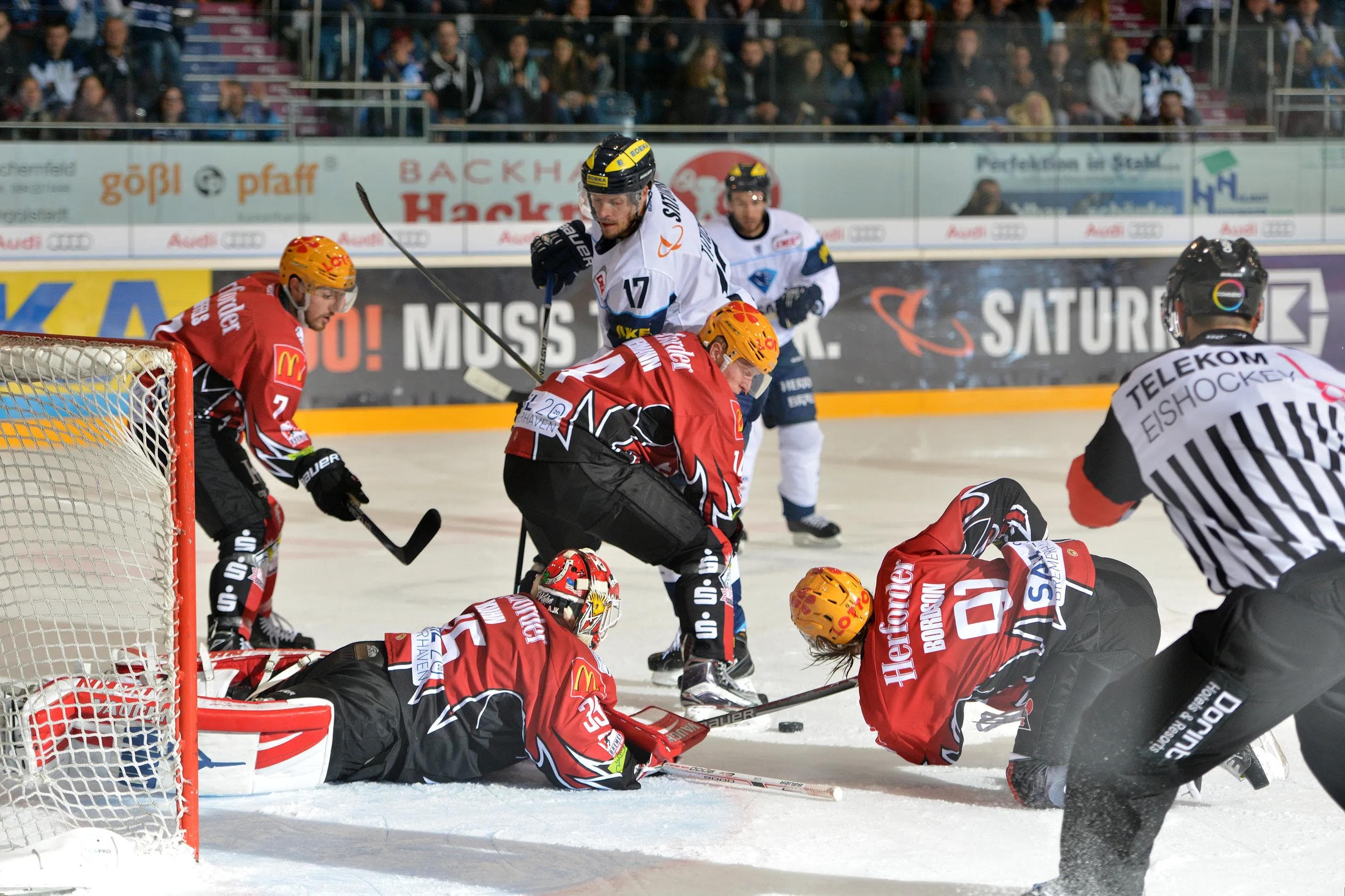 In ihrem ersten Spiel in der Saturn Arena gelang den Pinguins ein glücklicher Sieg. Foto: ST-Foto.de / Johannes TRAUB