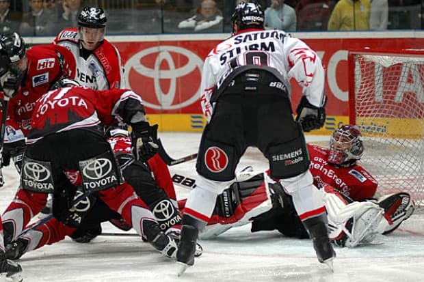 Andy McDonald und Marco Sturm vorm KEC Tor, Chris Rogles am Boden