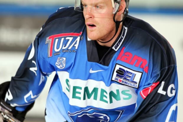 Eishockey Ice-Hockey Ice Hockey Saison 2005/2006 DEL Deutsche Eishockey Liga ERC Ingolstadt,Jason Holland in Aktioncopyright City-Press GmbH, Idunastrasse 04, D-13089 Berlin www.city-press.net Telefon: 030-28599176;  Fotografenkennung CP-5 Abdruck honor