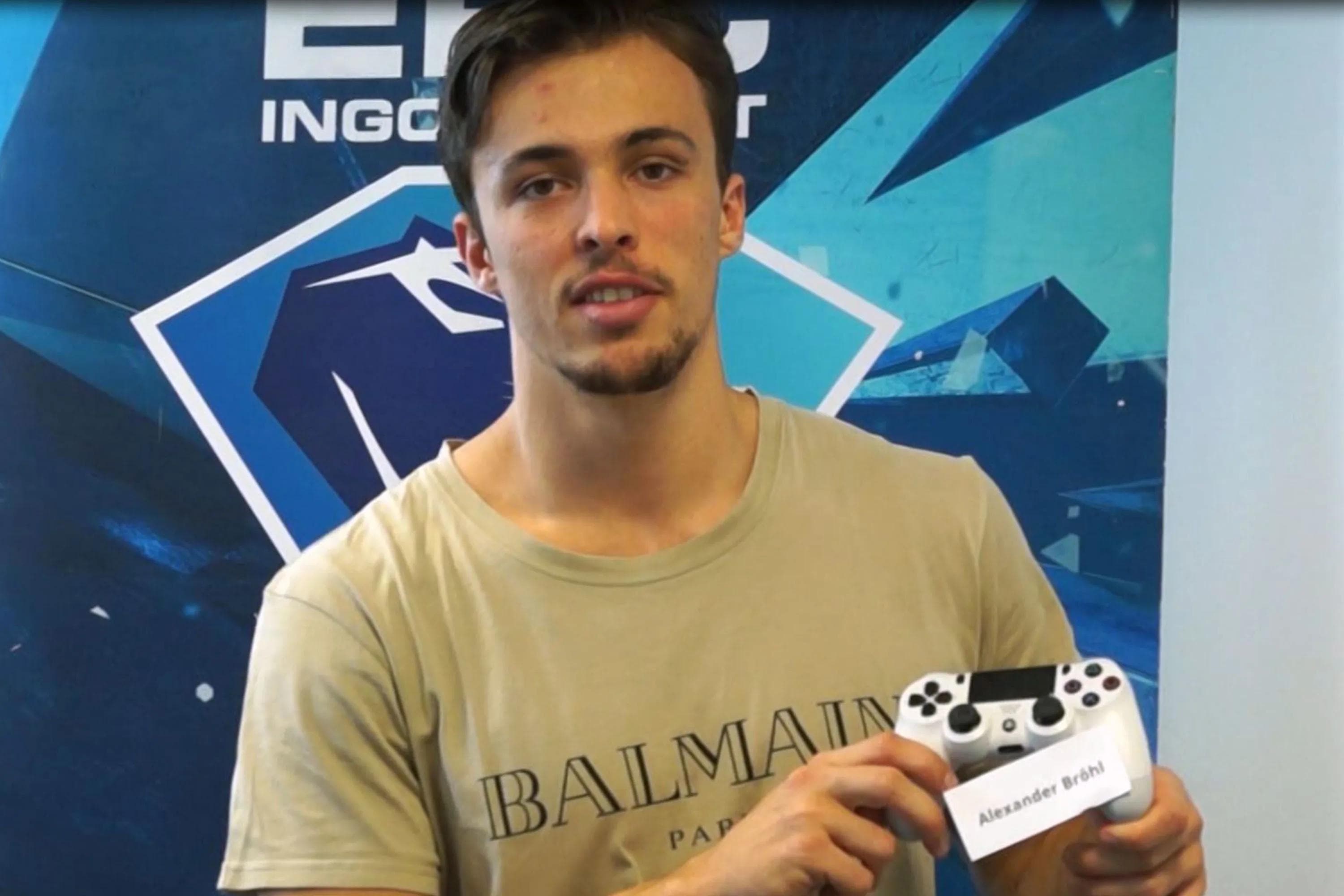 Fabio Wagner präsentiert den Sieger.