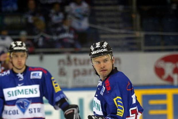 ERC-Stürmer Daniel Tkaczuk besorgte die 1:0-Führung. Am Ende mussten sich die Panther den HAien mit 1:5 geschlagen geben.