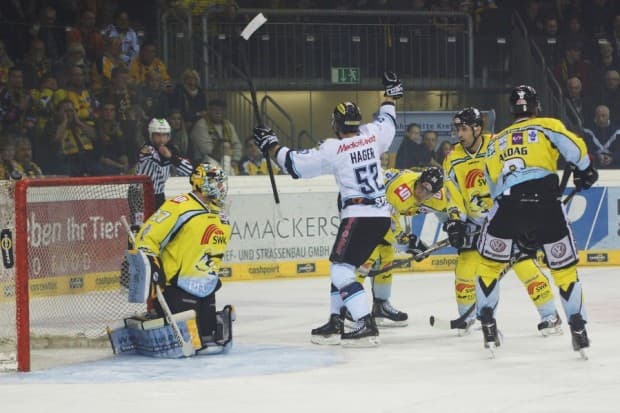 Patrick Hager bejubelt das 1:0 durch Michel Périard. Foto: (c) SAMLA.DE