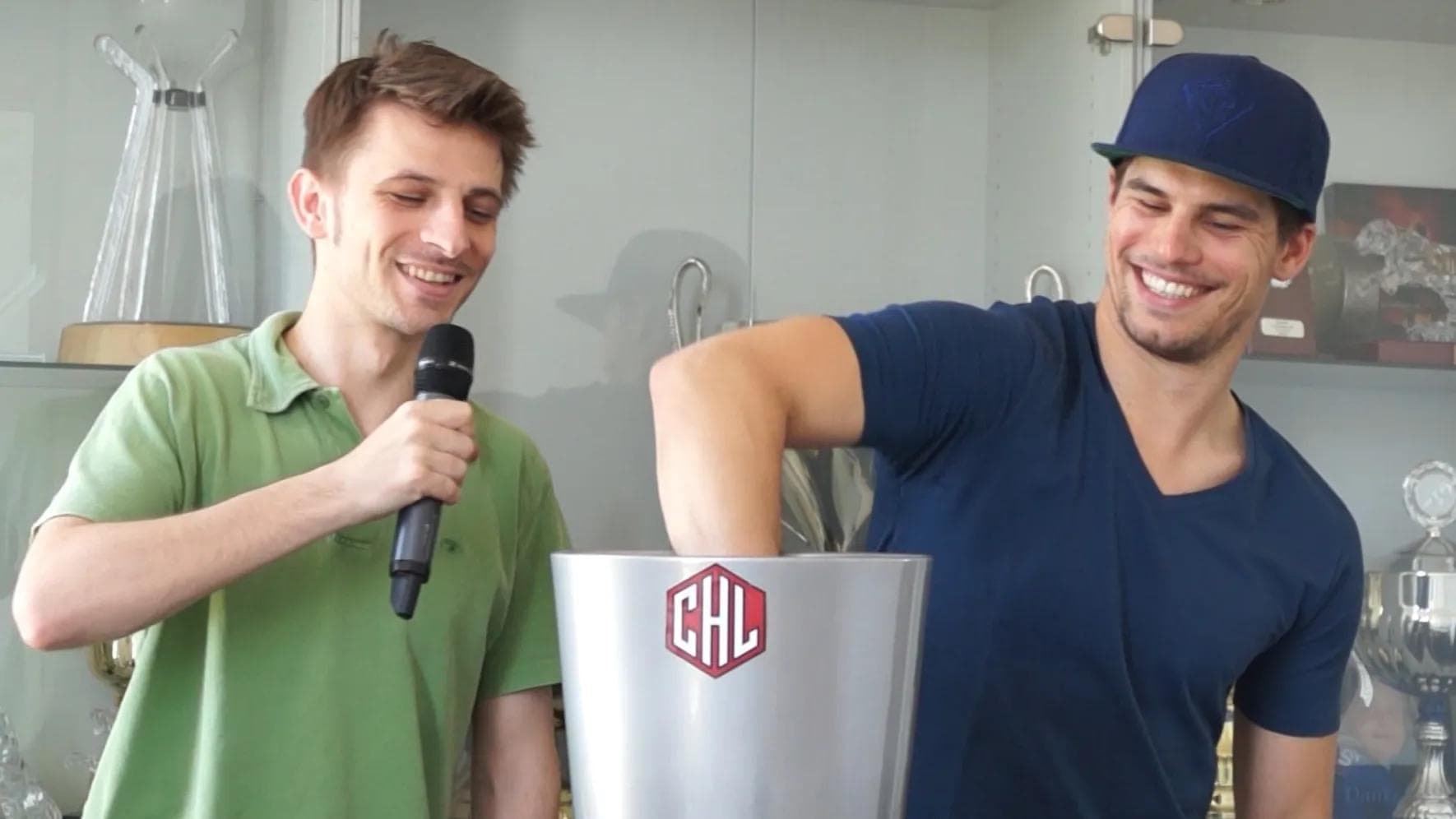Benedikt Kohl (rechts) hat den Gewinner der CHL-Loge gezogen.