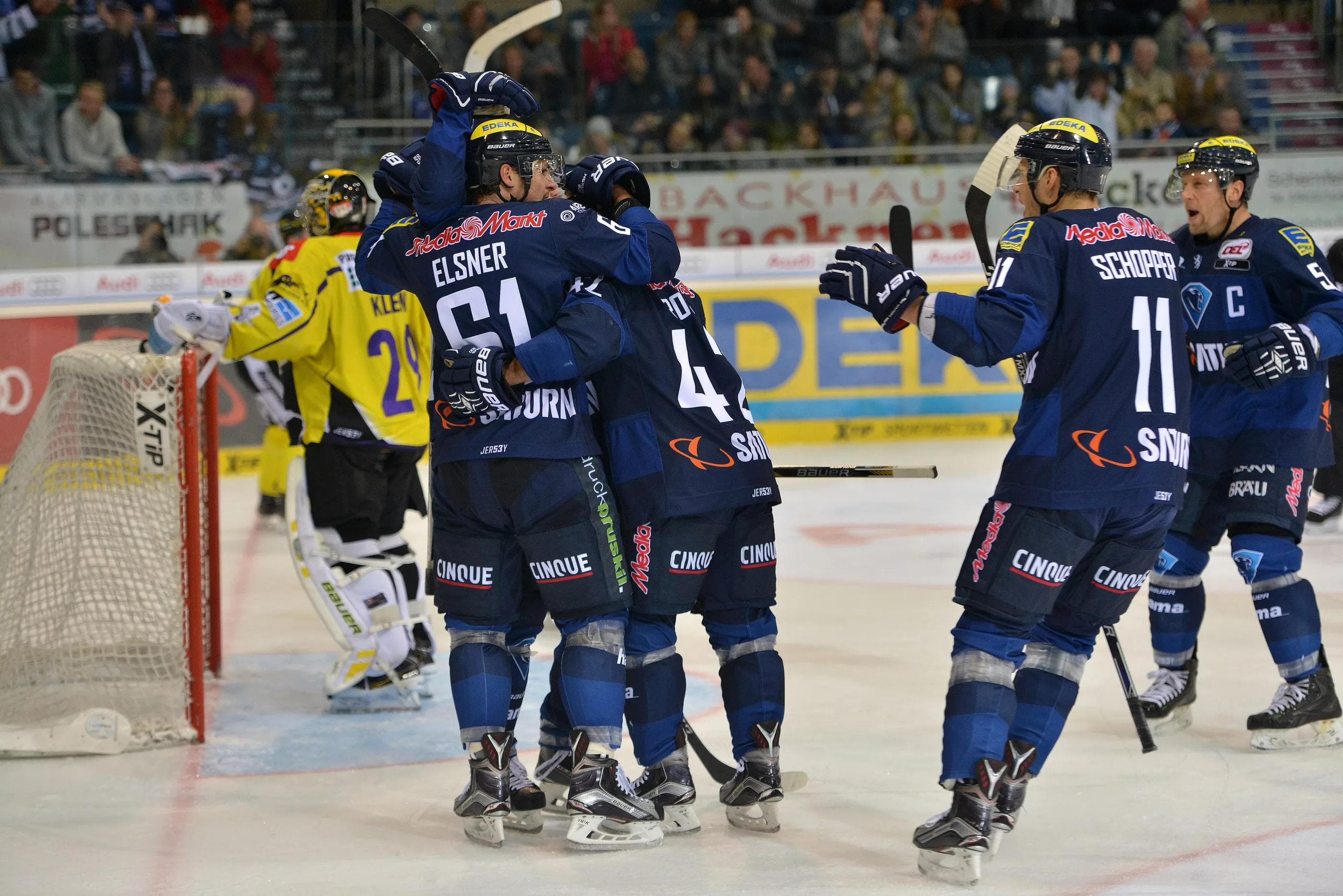 Im Hinspiel jubelten am Ende David Elsner, Jared Ross und Benedikt Schopper. Morgen kommt es zum zweiten Saisonduell gegen Krefeld. Foto: st-foto.de / Strisch-Traub