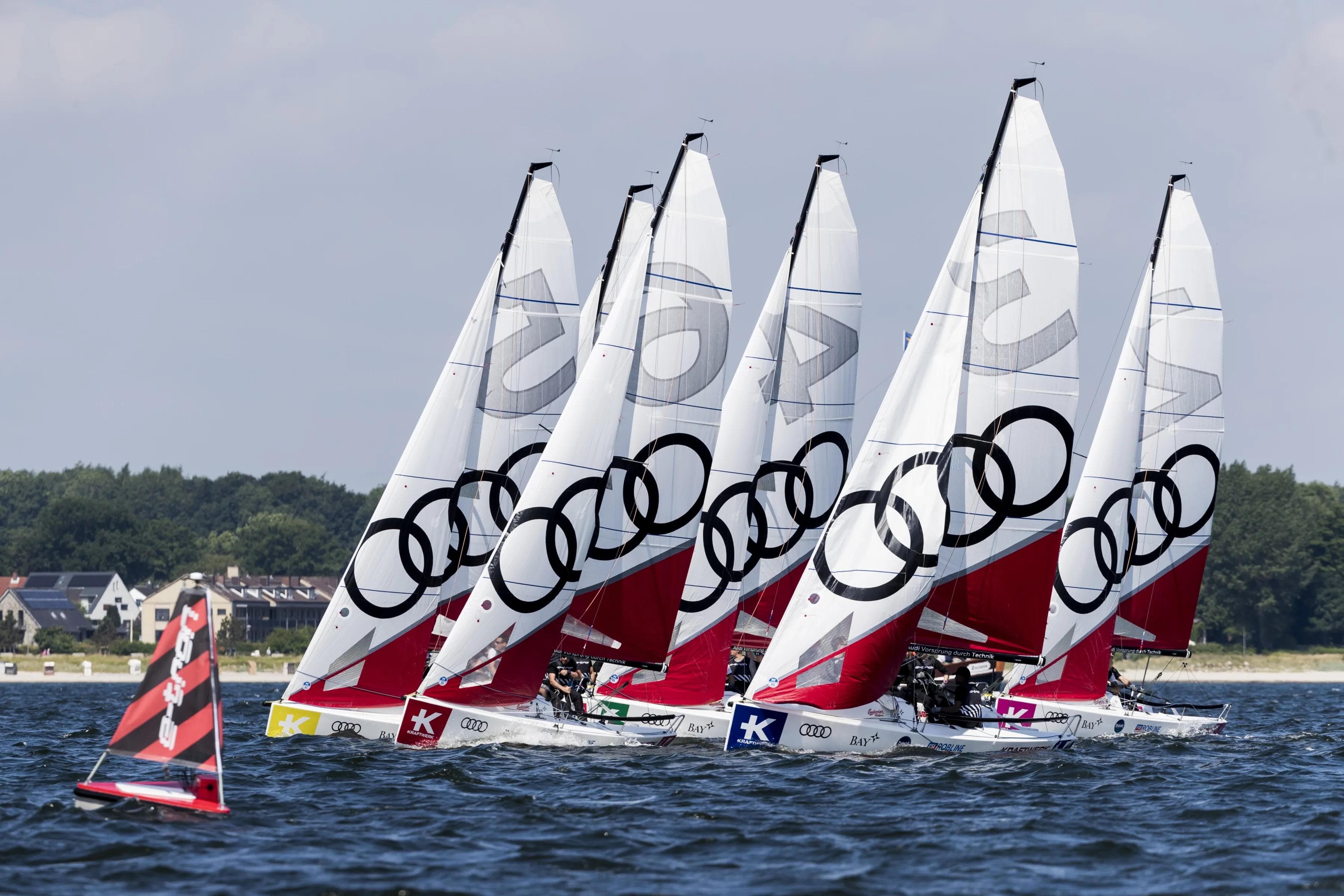 Dicht gedrängt beim Start des Audi e-tron Cups.

Foto: Audi AG / Richard Walch