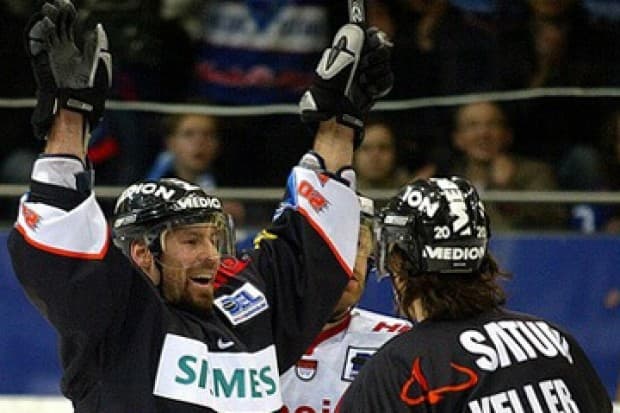 Rob Valicevic und Florian Keller bejubeln den 2:2 Ausgleich