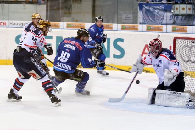 Pat Kavanagh scheitert an Kevin Nastiuk. Foto: Stefan Bösl - www.kbumm.de