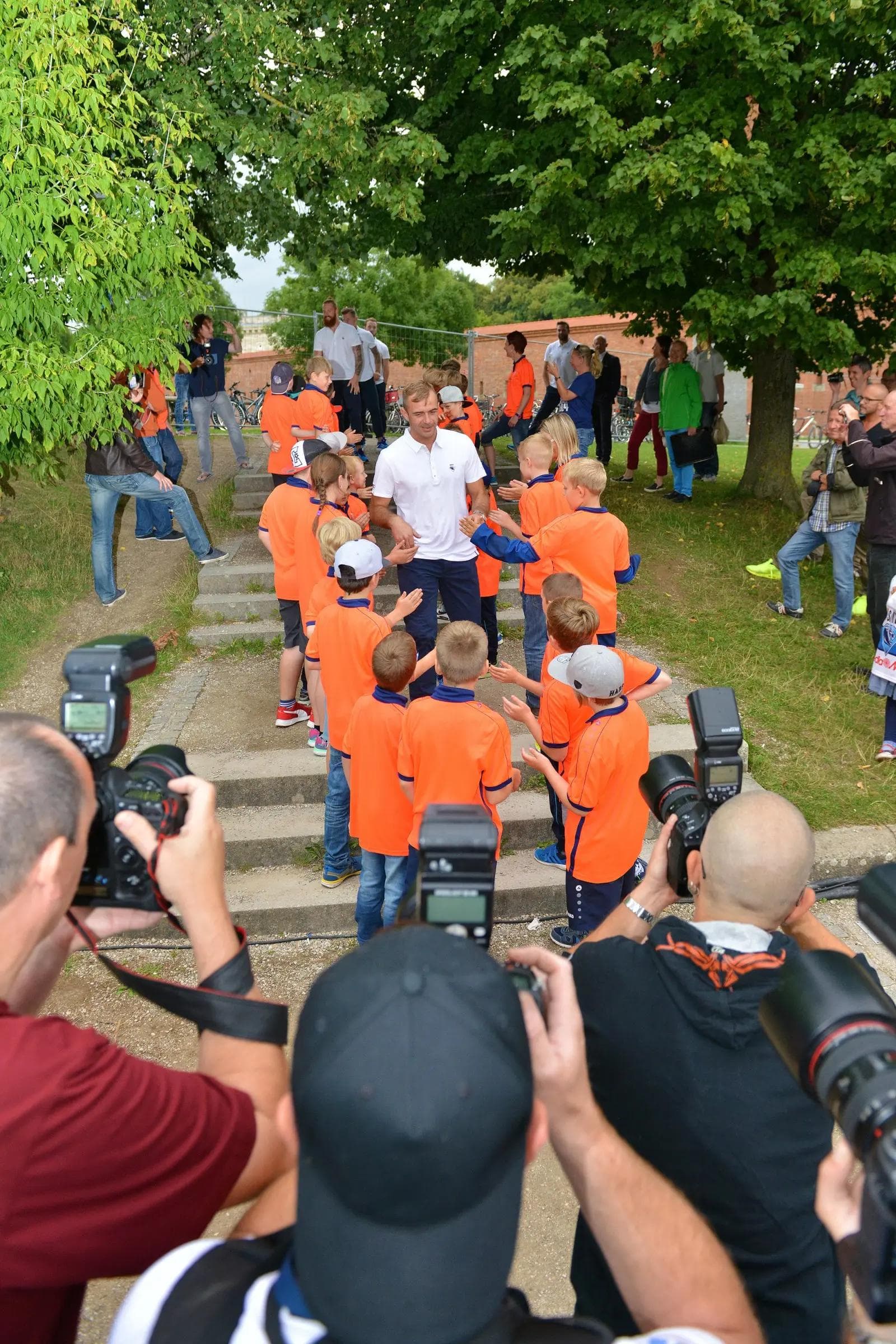 Thomas Greilinger läuft durch das Spalier von Trainingscamp-Talenten am Donaustrand ein.
ERC Ingolstadt - Saisoneroeffnungsfest, Eishockey, DEL, Deutsche Eishockey Liga,   06.08.2016, Foto: ST-Foto.de / Johannes TRAUB
