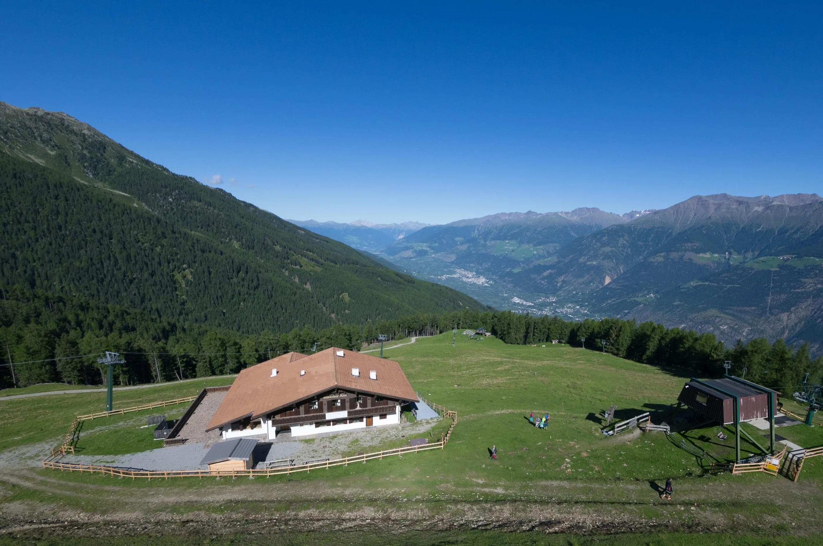 Ein herrliches Panorama und das Fantreffen am Donnerstag sind gute Argumente für einen Besuch der Tarscher Alm. Foto: Andreas Kompatscher