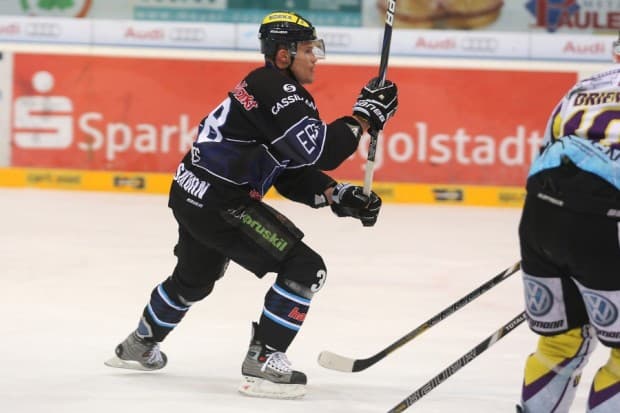 Jakub Ficenec musste verletzt das Eis verlassen. Foto: Stefan Bösl - www.kbumm.de