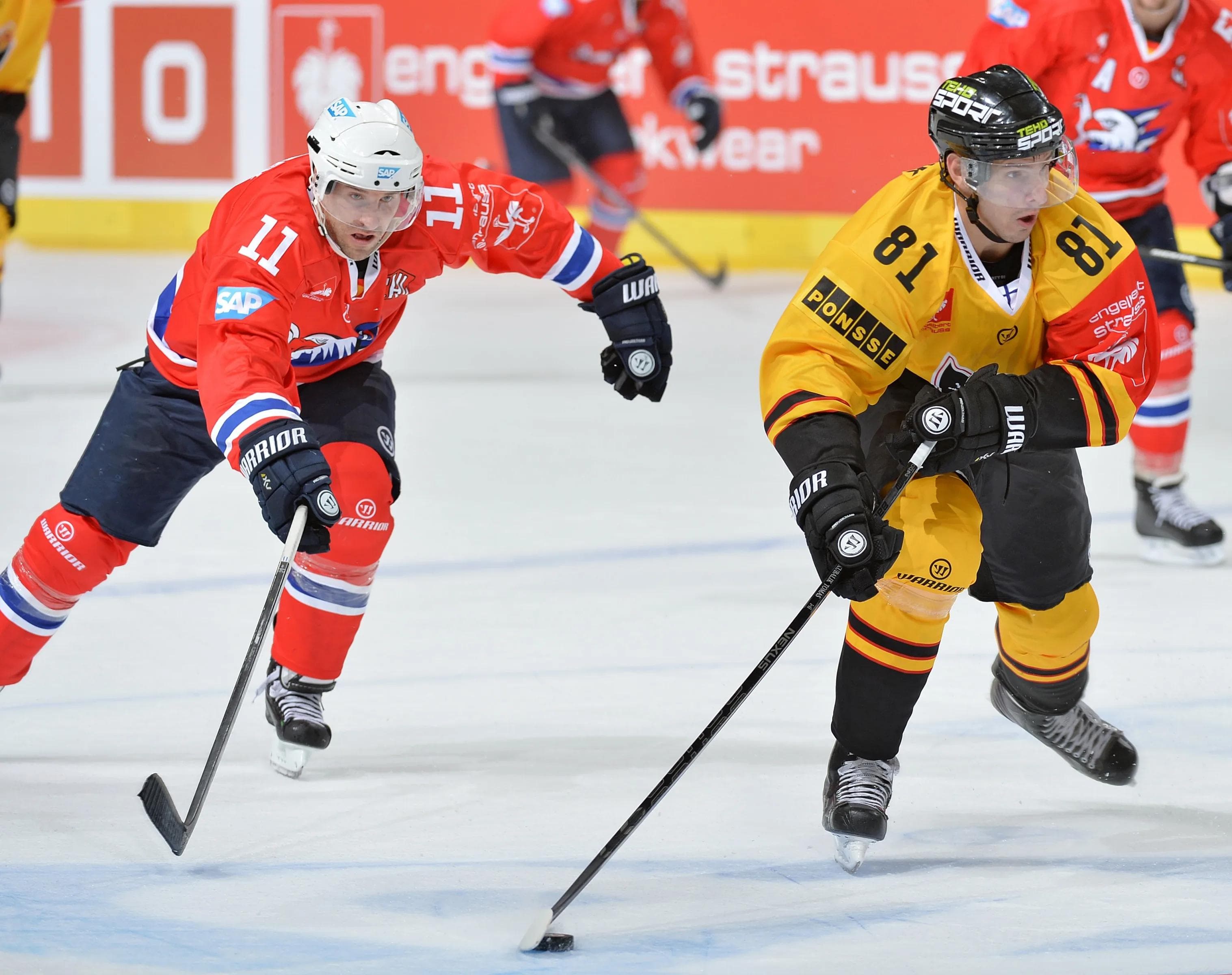 Tomáš Kubalík (rechts) hat in der Champions Hockey League schon gegen die Adler Mannheim gespielt. Foto: City Press