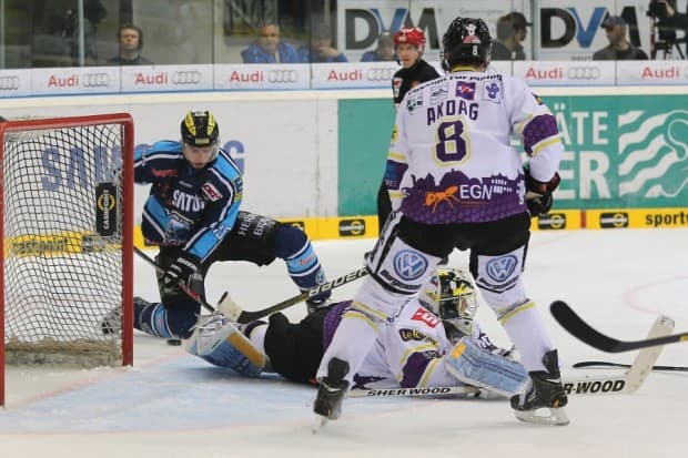 Hier erzielt John Laliberte den 3:0 Endstand. Foto: Stefan Bösl - www.kbumm.de