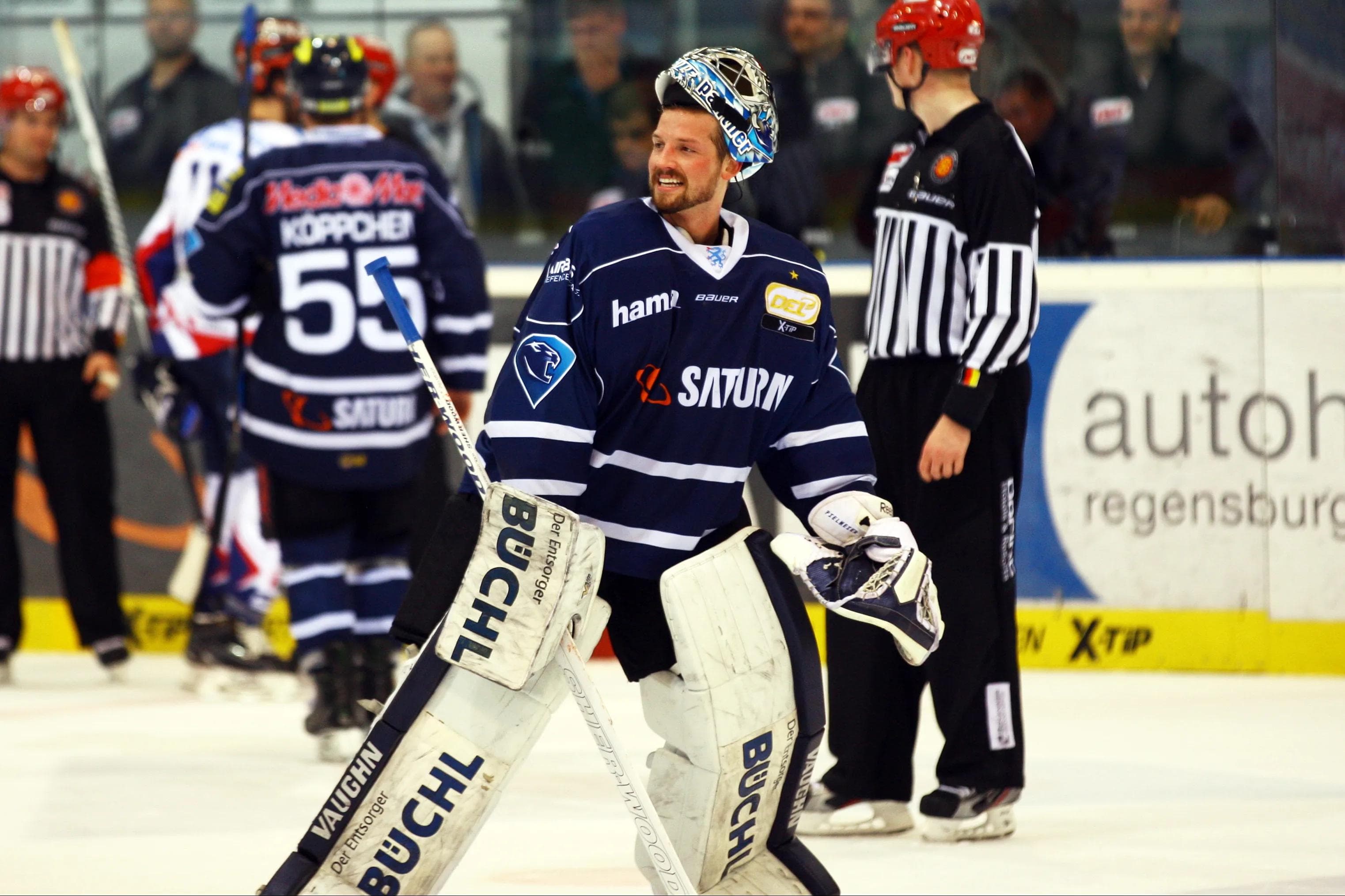 ERC-Goalie Timo Pielmeier freut sich über den Halbfinaleinzug... Foto: Adalbert Michalik