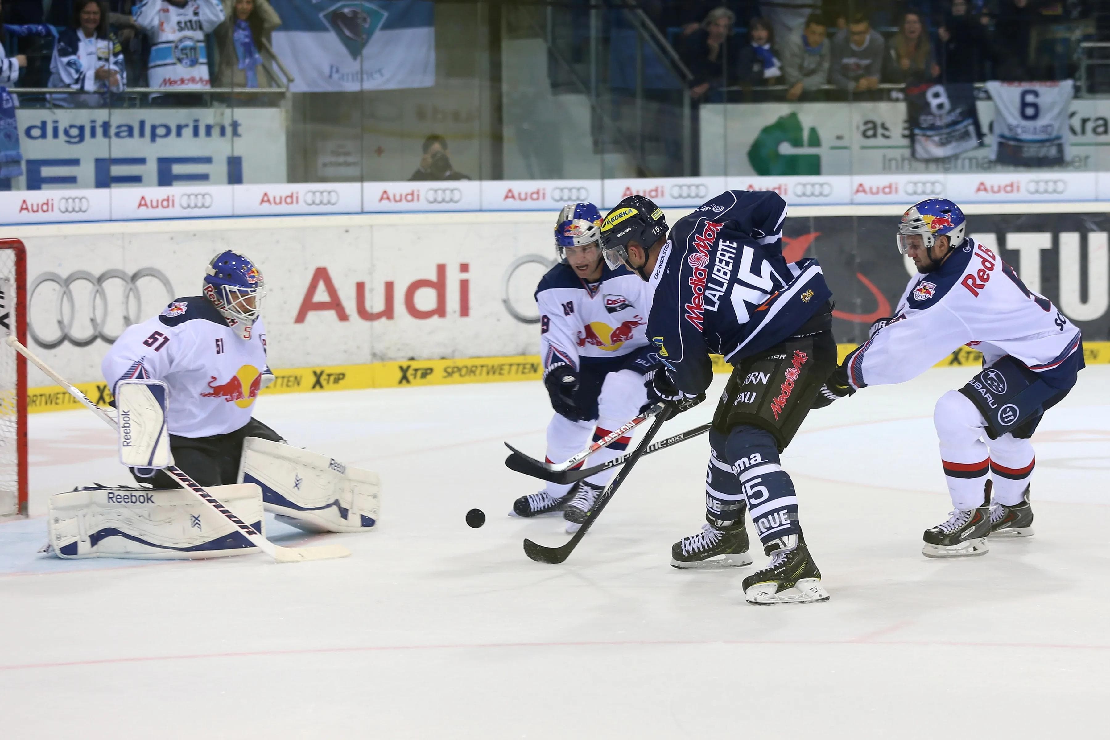 John Laliberte im ersten Saisonspiel gegen den EHC Red Bull München im Angriff. Foto: Stefan Bösl / kbumm.de
