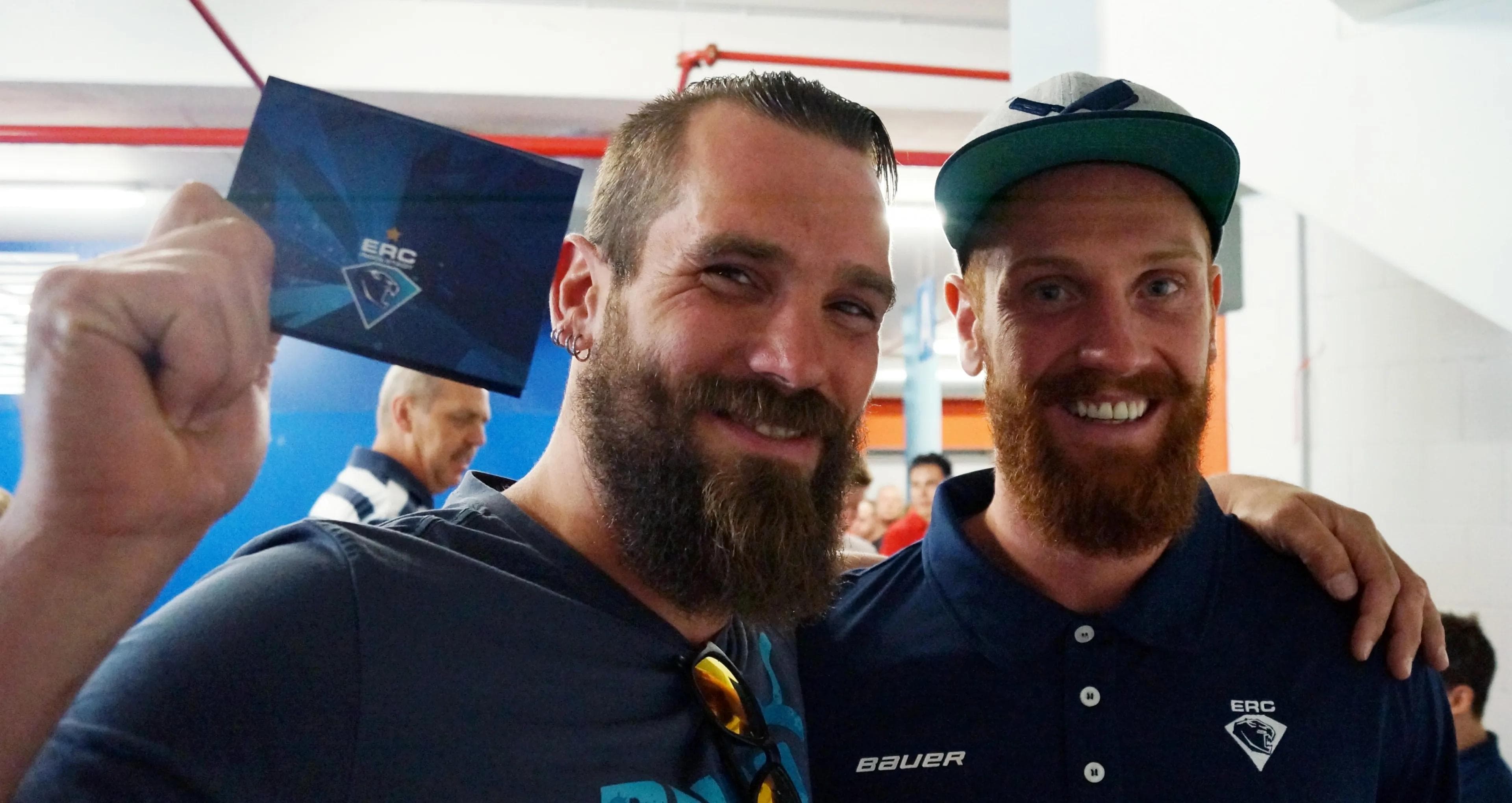 "Schöner Bart", sagte der eine und der andere nickte grinsend und anerkennend. Danach entstand dieses Fotos zwischen dem Panther-Fan und Neuzugang Thomas Pielmeier (rechts). Foto: Martin Wimösterer