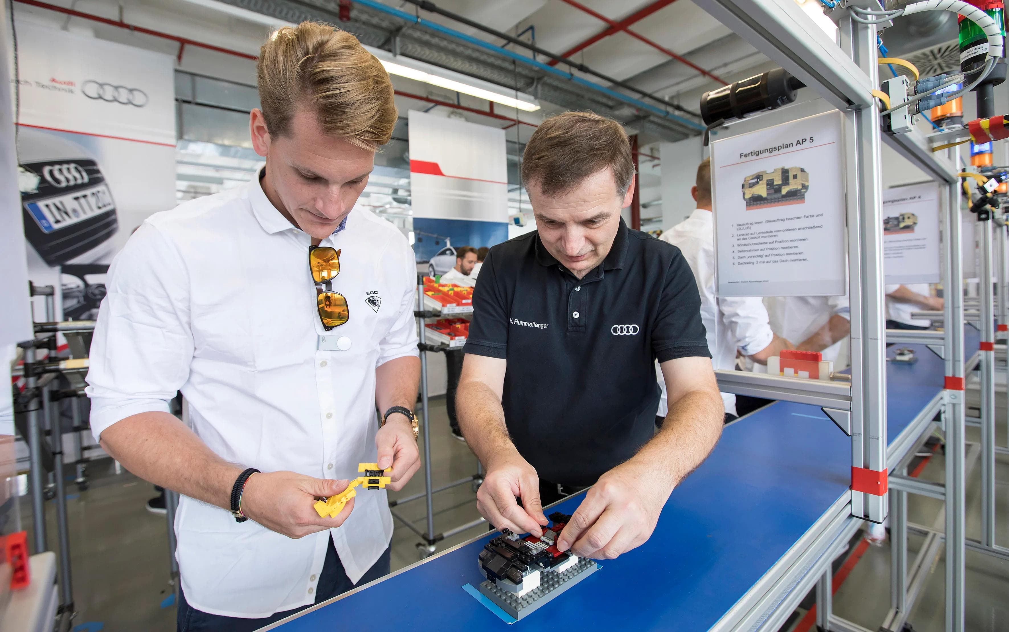 Laurin Braun mit einem Ausbilder von Audi. Foto: Stefan Sauer / Audi