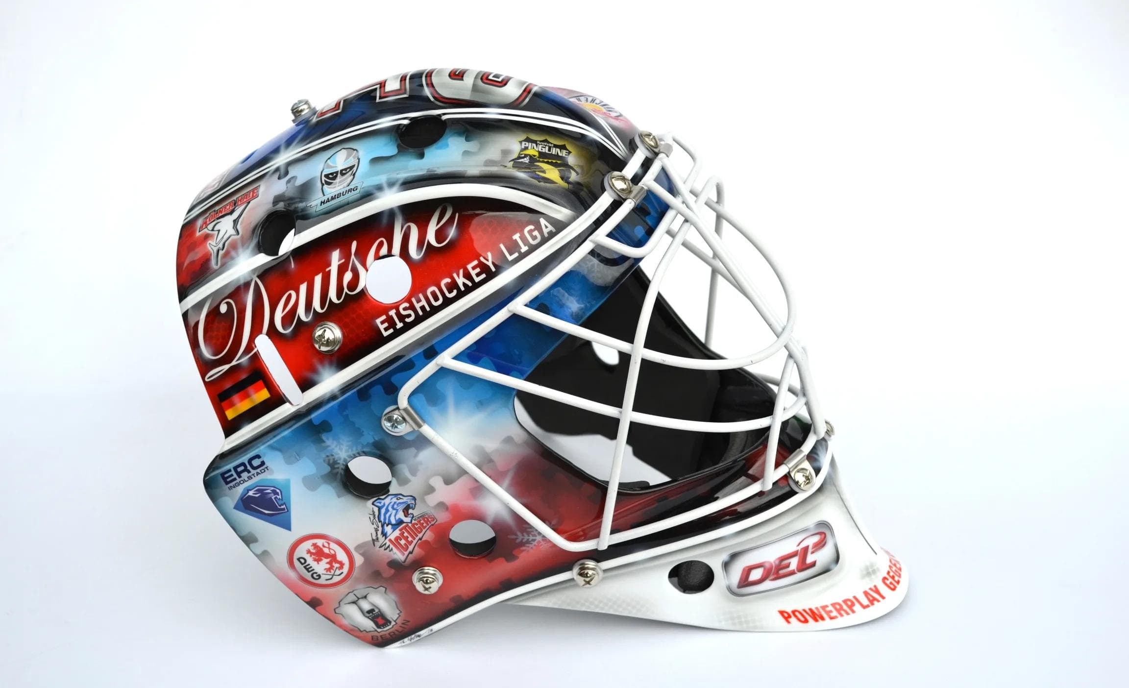 Die DKMS-Maske verfügt über alle 14 Logos der DEL-Clubs.