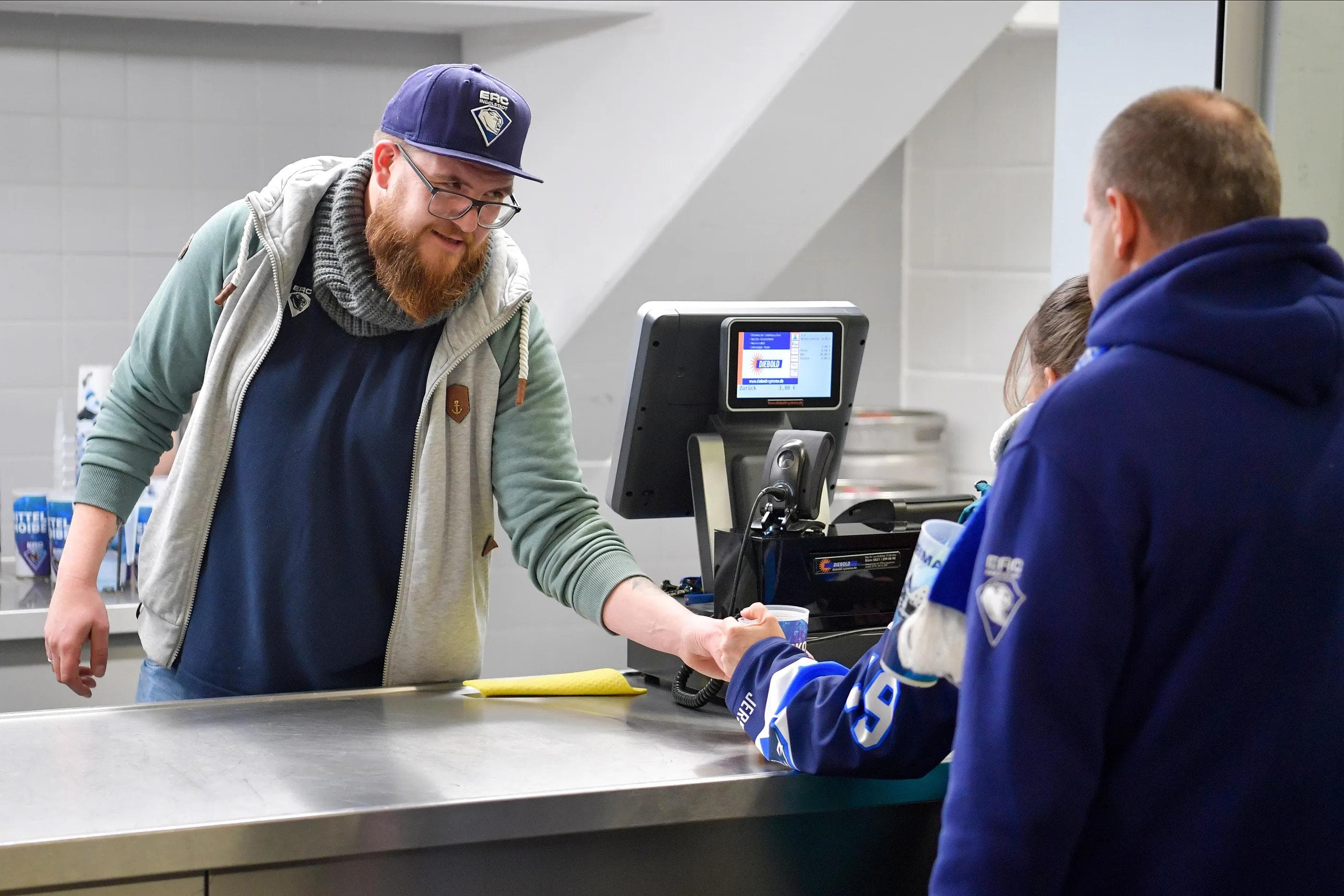 An den Kiosken der SATURN-Arena wird es zur neuen Saison  Preisanpassungen geben.
Foto: Johannes TRAUB / JT-Presse.de