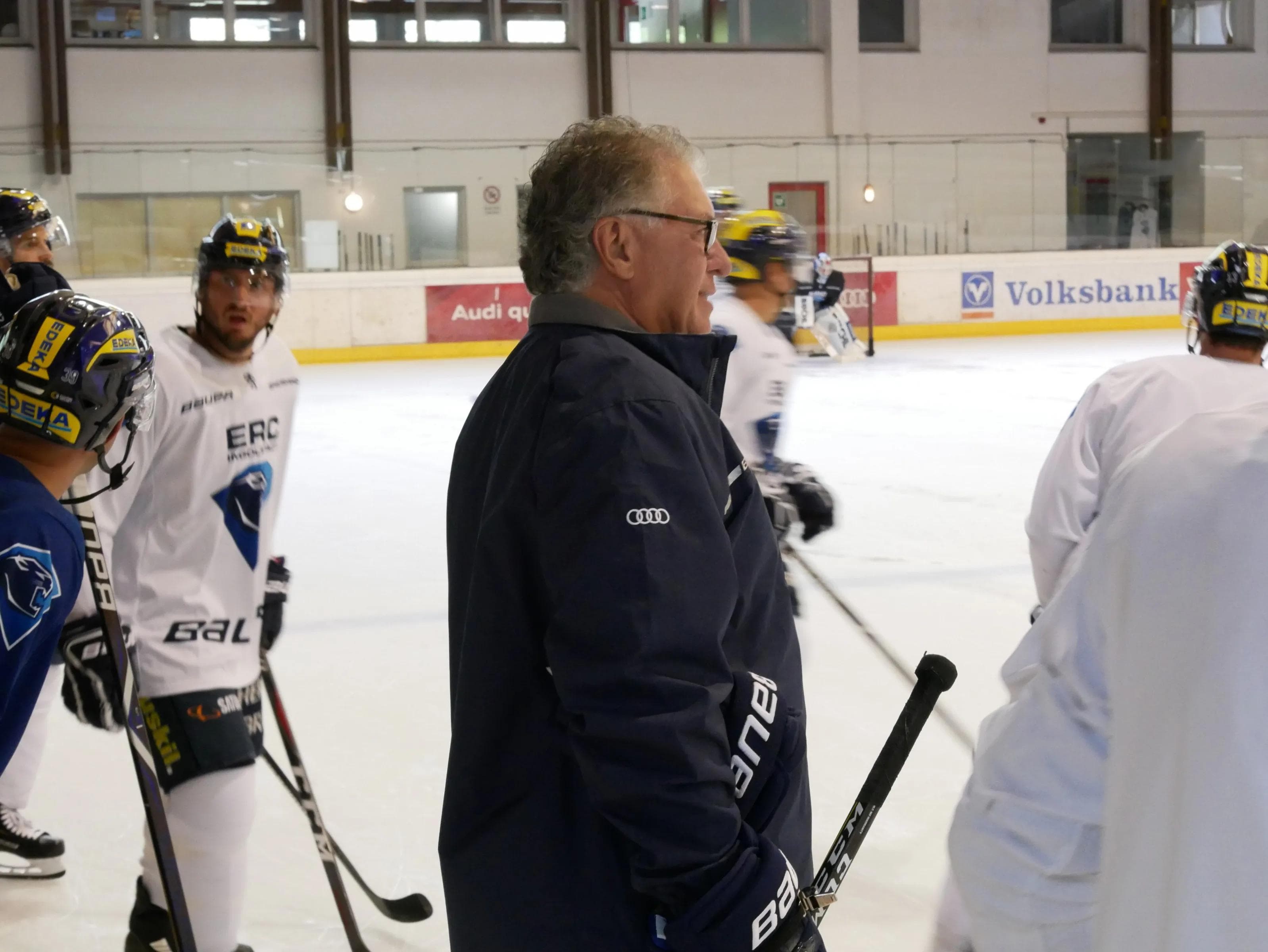 Heute rief Trainer Doug Shedden zum Eistraining im Ice:Forum.
