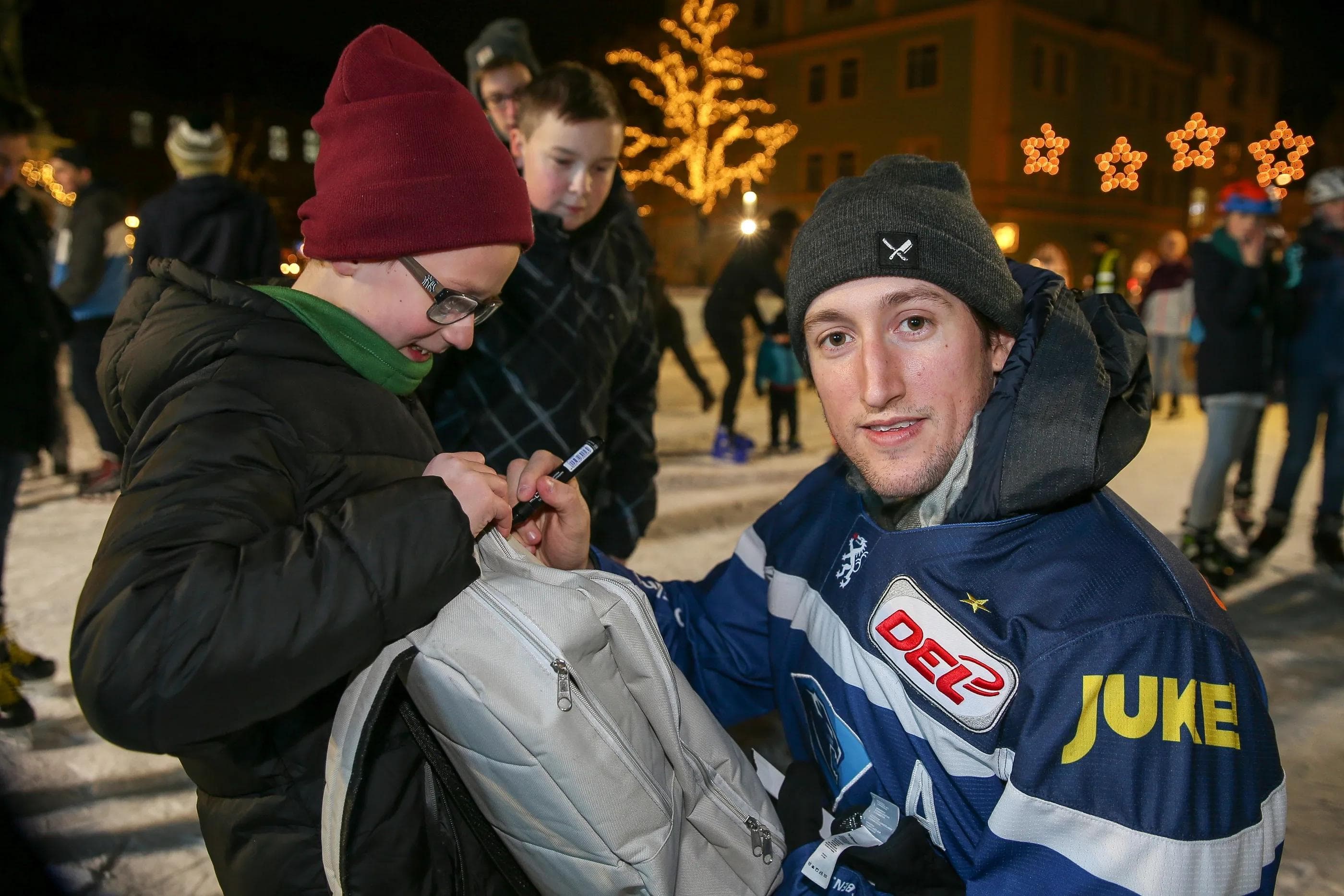 Brandon Buck war auch als Autogrammgeber gefragt. Foto: Meyer Jürgen / kbumm.de