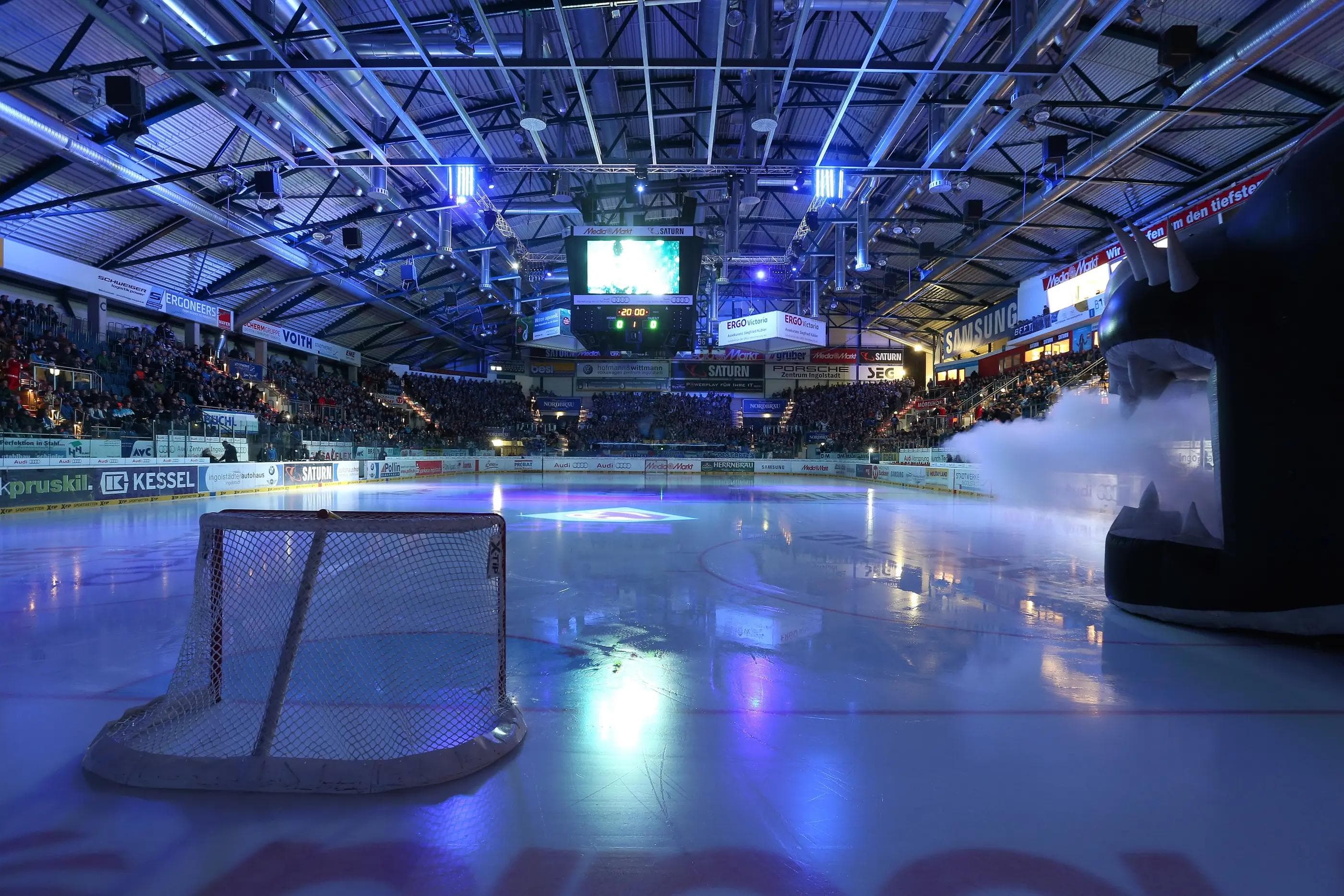 Die blaue Festung Saturn Arena - unterstützen Sie die Panther im Playoffkampf. Foto: Stefan Bösl / kbumm.de