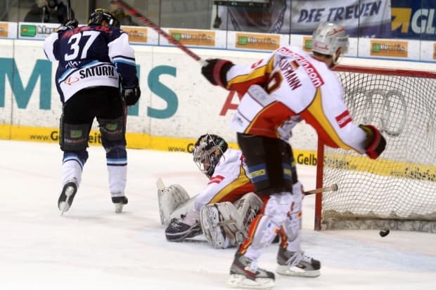 Rick Girard bei mit dem Game-Winner. Foto: Stefan Bösl - www.kbumm.de