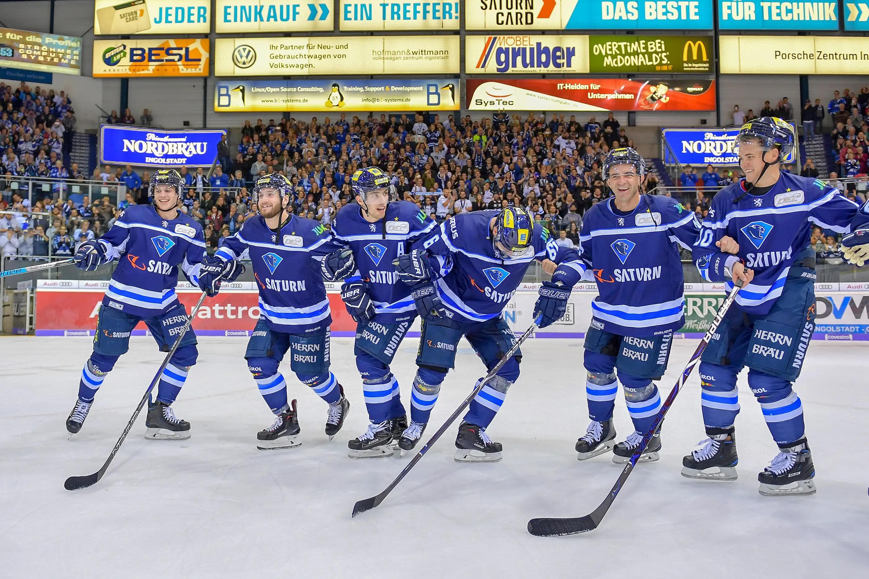 Gemeinsam beim Spiel, gemeinsam alles geben, gemeinsam feiern.
Foto: Johannes TRAUB / ST-Foto.de