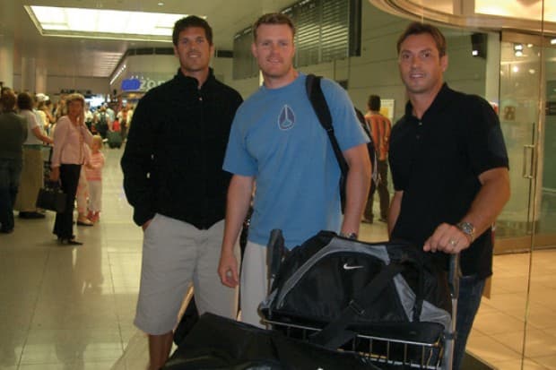 Gut erholt und voller Tatendrang: Neuzugang Matt Higgins, Jason Holland und Jimmy Waite bei ihrer Ankunft am Münchner Flughafen (v.l.n.r.)
