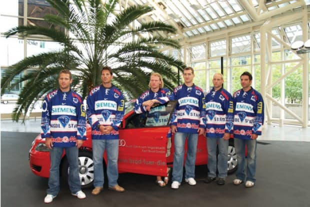 Neue Spieler, neue Autos, neue Trikots: Tutschek, Higgins, Slavetinsky, Bakos, Tory und Waginger - v.l.n.r.