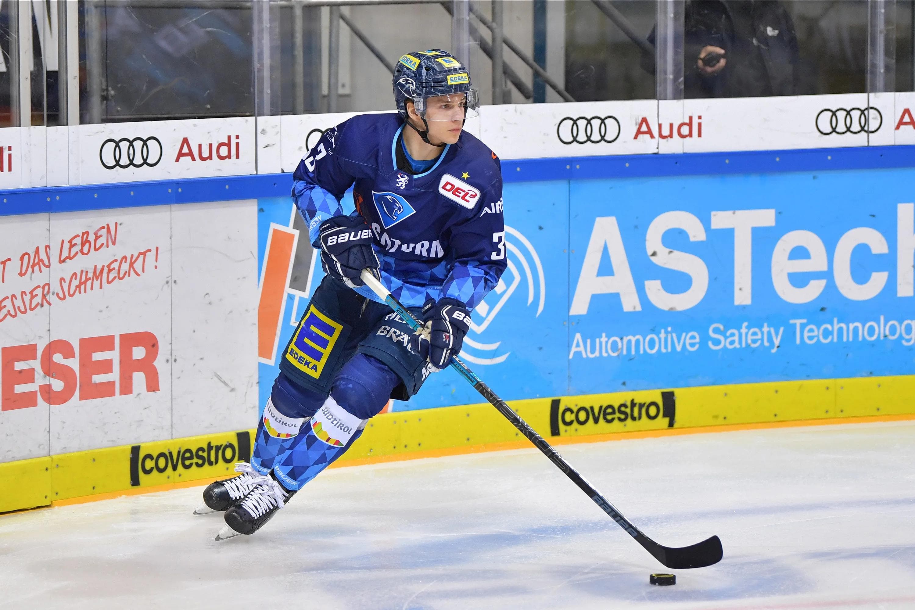 Unter anderem das Gameworn-Trikot von Nationalspieler Tim Wohlgemuth wartet auf einen neuen Besitzer.
Foto: Johannes TRAUB / JT-Presse.de
