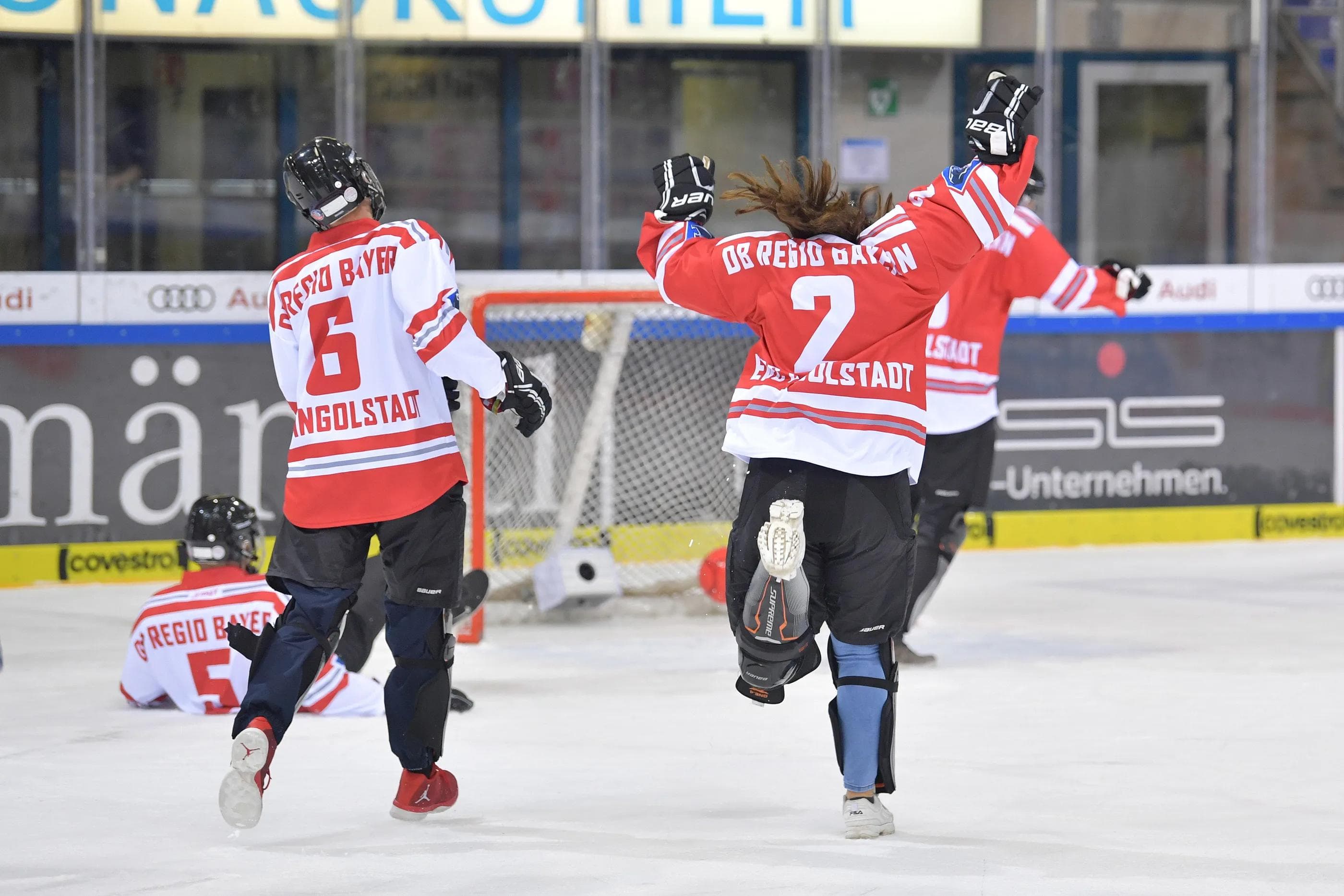 Drin das Ding. Team Rot trifft im Drittelpausenspiel zur FÜhrung.
Foto: Johannes TRAUB / JT-Presse.de