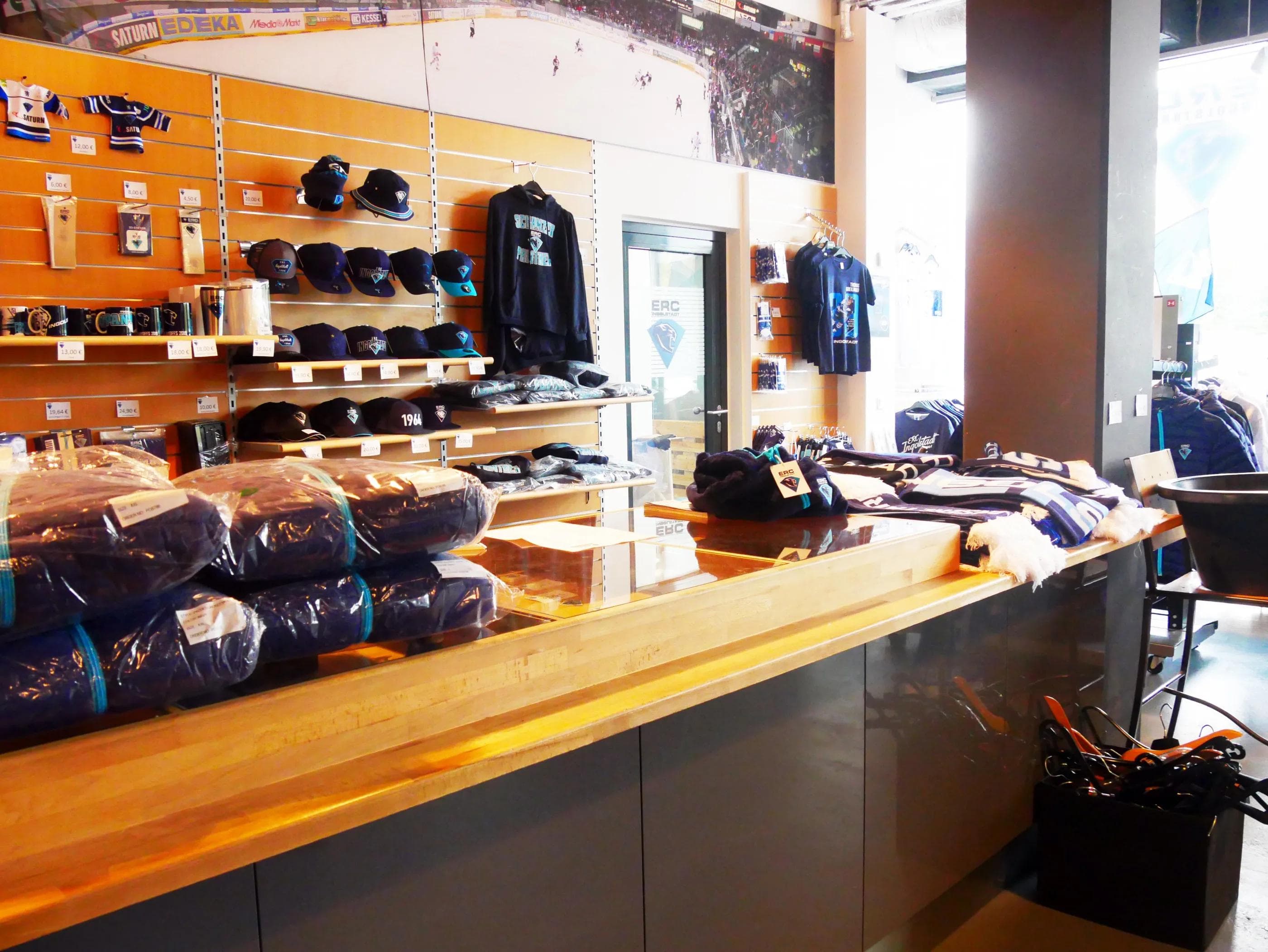 Am Samstag sind Timo Pielmeier und Jochen Reimer von 12.30 bis 13.30 Uhr im Fairplay Hockey Shop und geben Autogramme.