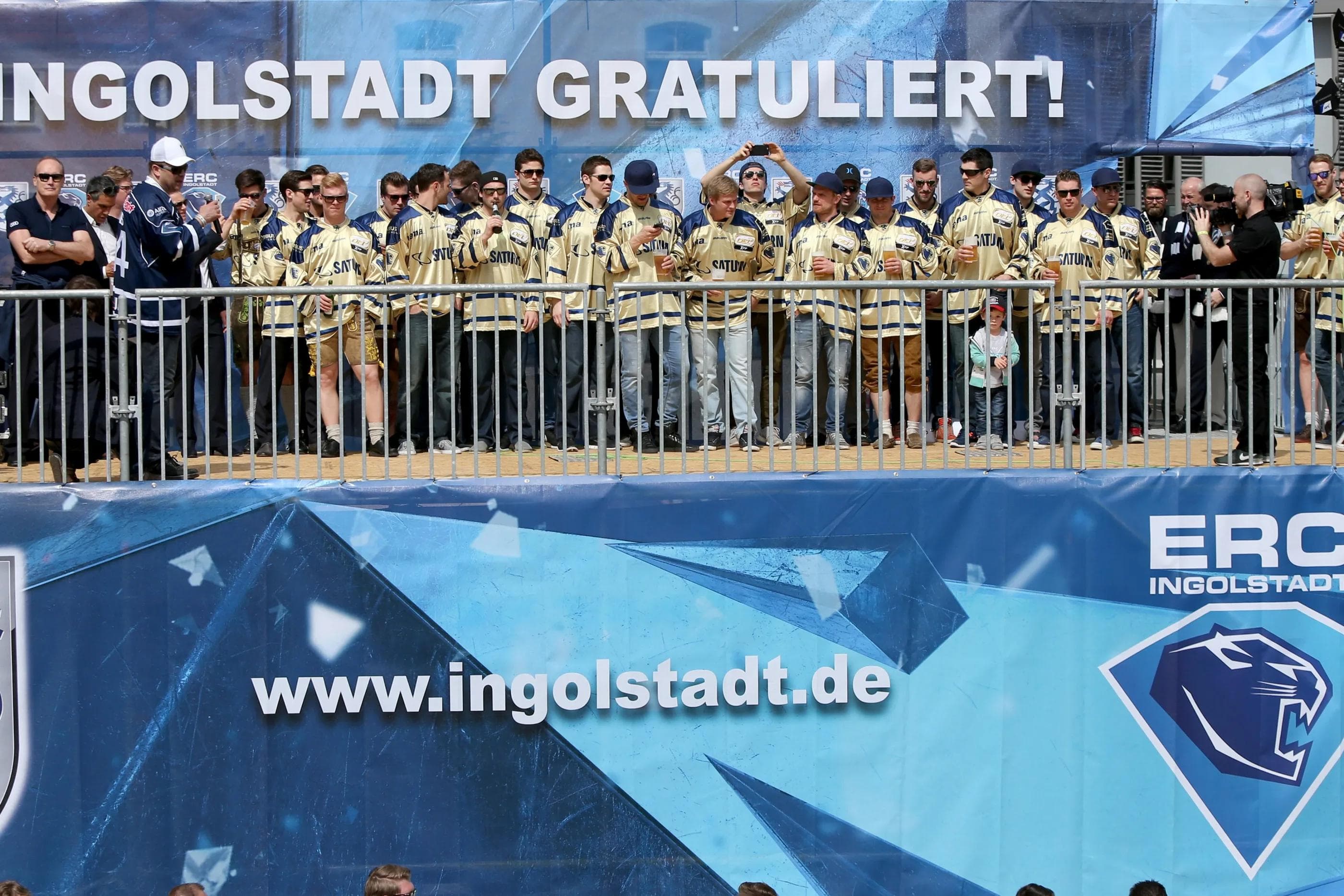 Die Mannschaft in Gold feiert auf dem Rathausplatz