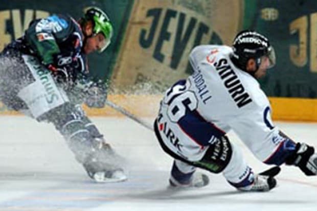 Voller Einsatz heute beim Derby: ERC-Kapitän Goodall