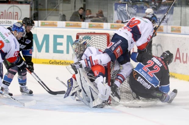 Kampf, Einsatz und Leidenschaft über 60 Minuten - das sind die Play-Offs. Foto: Stefan Bösl - www.kbumm.de