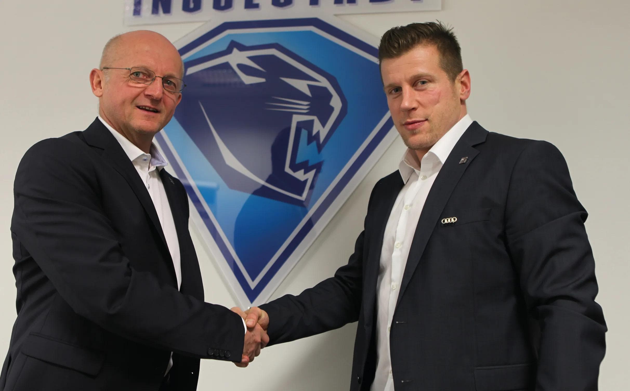 Patrick Köppchen (rechts) hat sich mit Sportdirektor Jiri Ehrenberger auf einen neuen Vertrag verständigt.