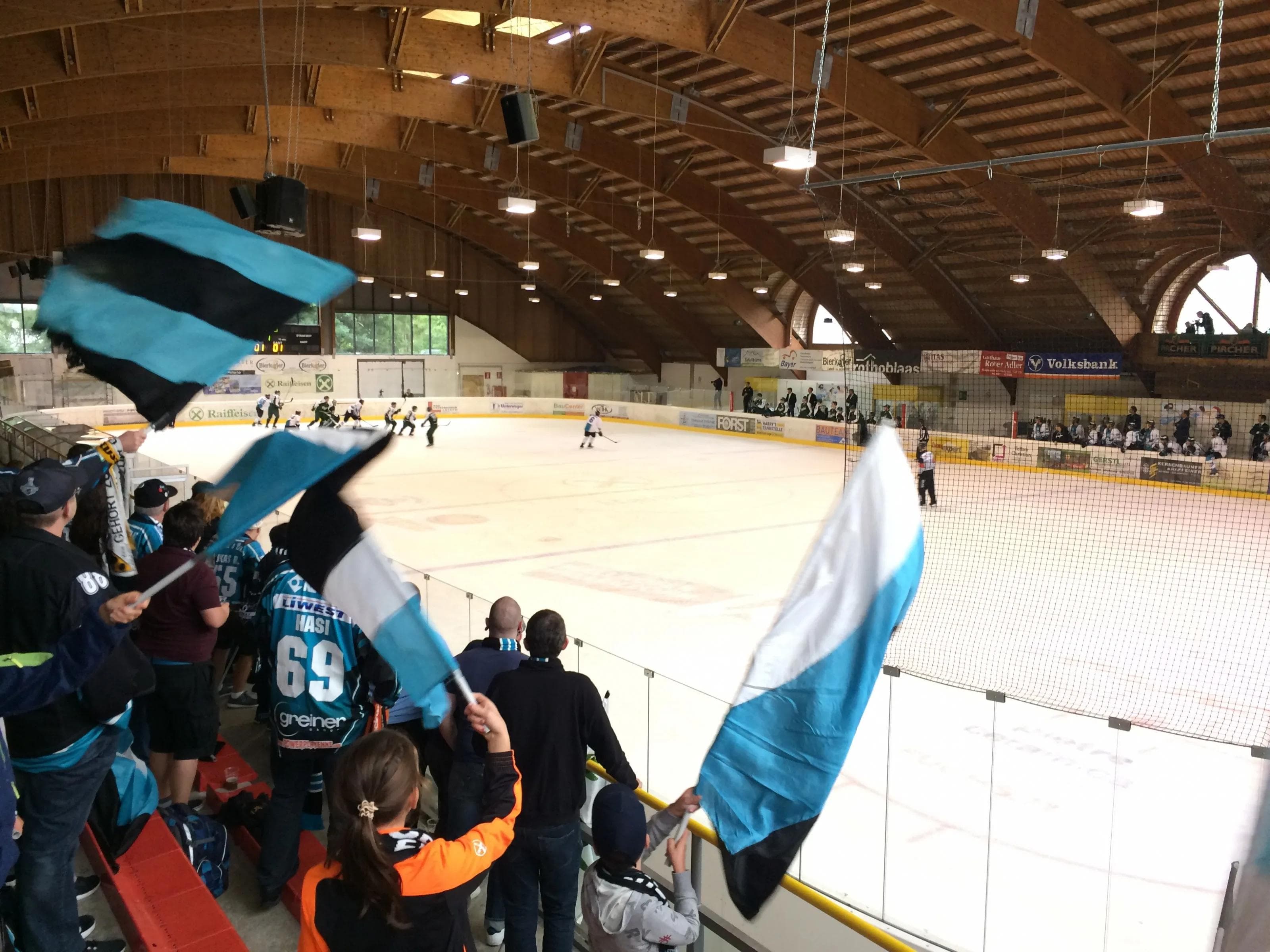 Renommierte Gegner sind beim Vinschgau Cup Programm. Im Vorjahr waren die Black Wings Linz und Färjestad BK dabei. Foto: Wimösterer