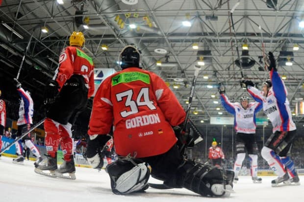 Die Panther bejubeln das 1:0 durch Carl Corazzini. Foto: Hübner