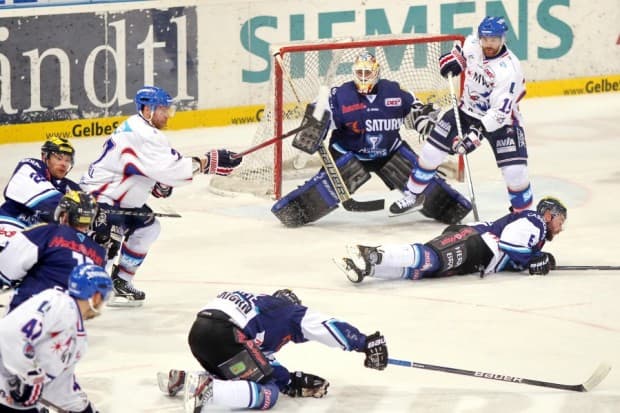 Der ERC Ingolstadt unterliegt nach vier Spielen den Adler Mannheim im Playoff-Halbfinale. Foto: Stefan Bösl - www.kbumm.de