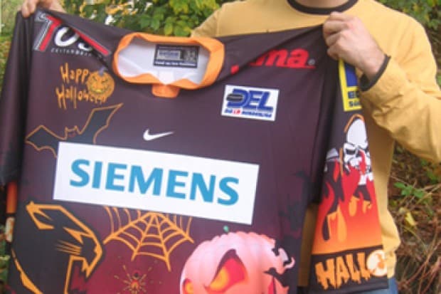ERC-Kapitän Glen Goodall mit dem neuen Halloween-Trikot des ERC