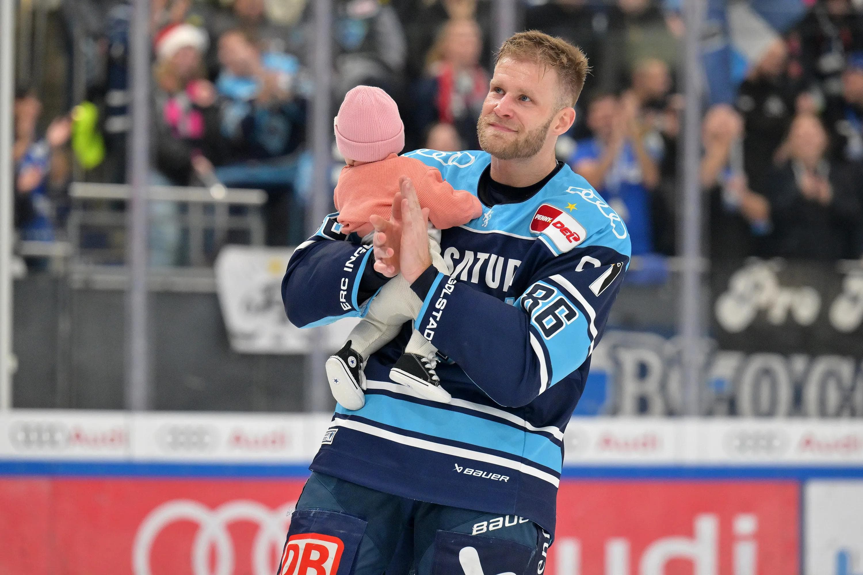 Daniel Pietta wird vor dem heutigen Spiel für 900. Partien in der PENNY DEL gefeiert.
Foto: Johannes Traub/JT-Presse.de