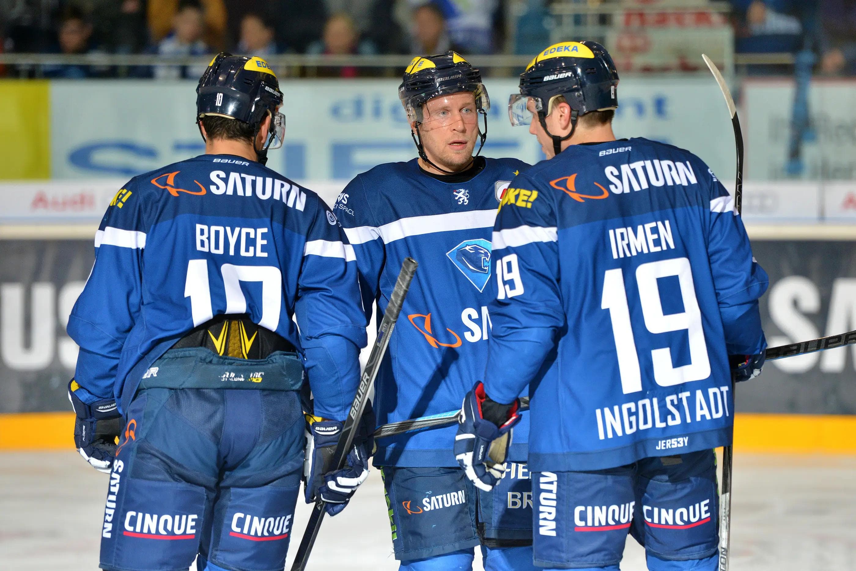 Letzte Abstimmungen vor dem Derby: Darryl Boyce (von links), Patrick Köppchen und Danny Irmen treten mit dem ERC in Nürnberg an. Foto: Traub / st-foto.de