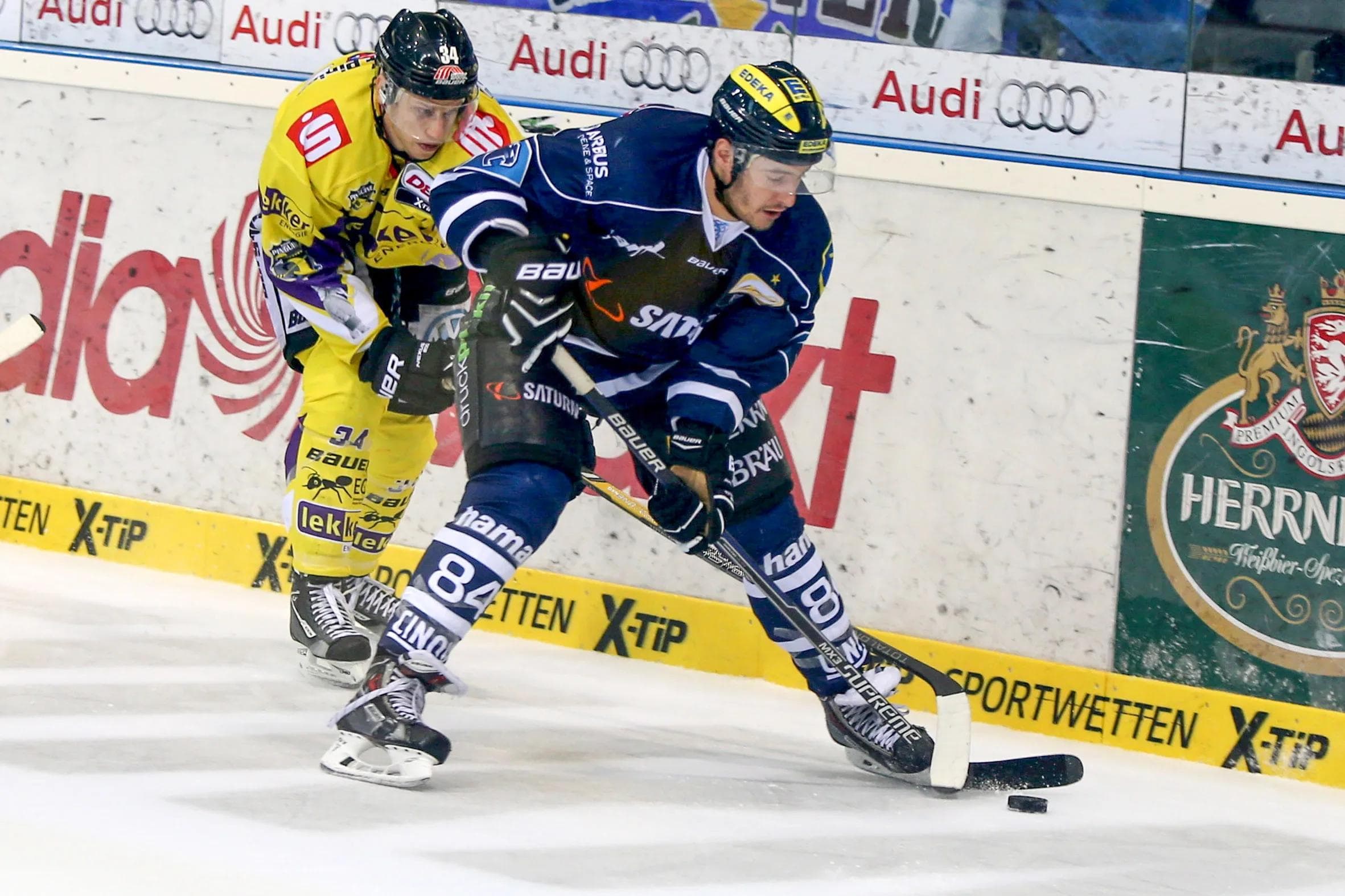 Ingolstadts Jean Francois Boucher beim 6:3 im Hinspiel im Zweikampf - das Rückspiel verlief weniger erfreulich. Archivfoto: Meyer