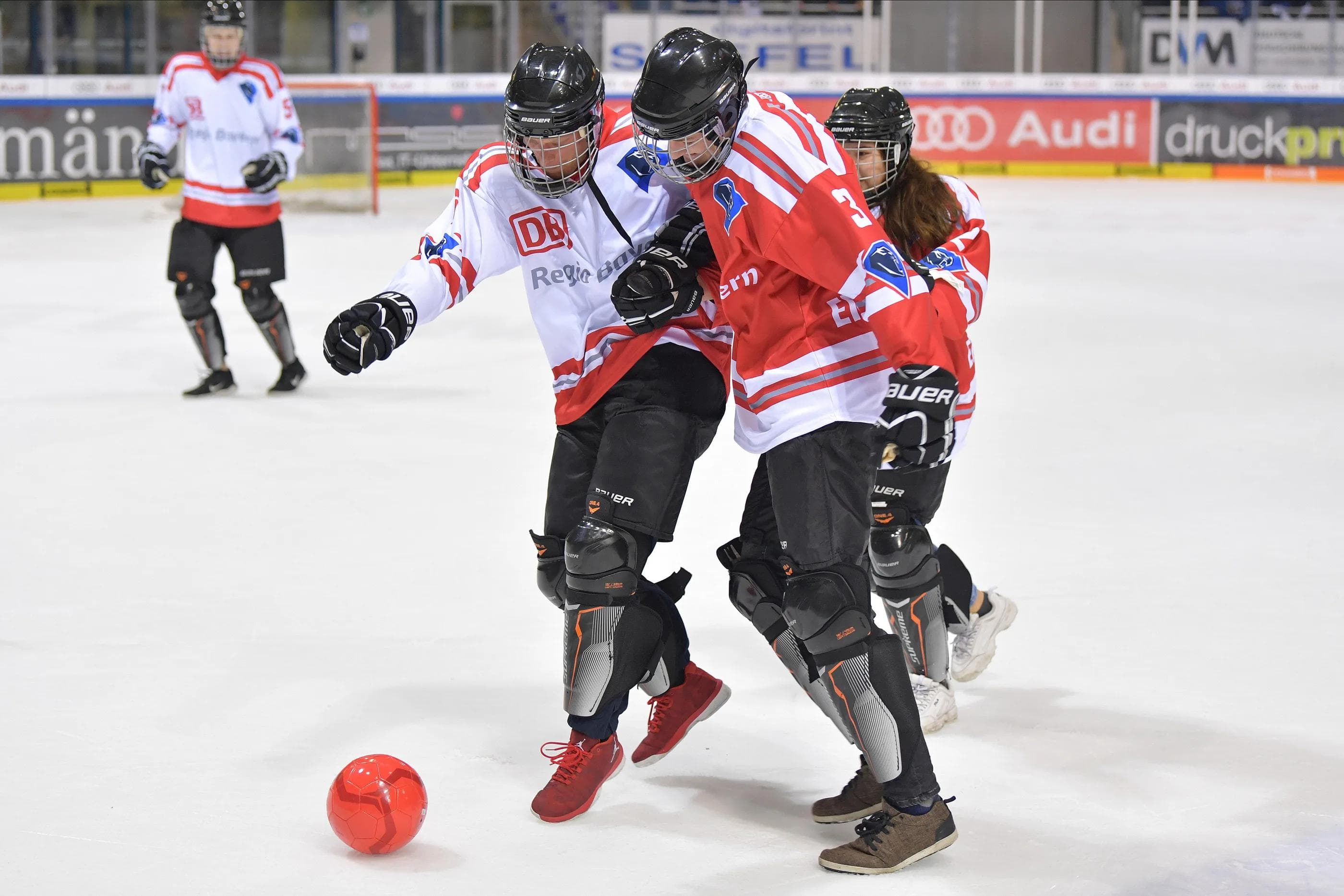 Vollen Einsatz zeigten beide Teams im Kampf um den Ball.
Foto: Johannes TRAUB / JT-Presse.de