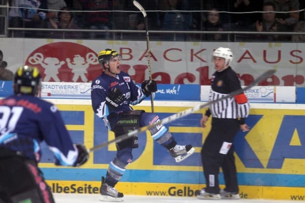 Hier freut sich Tyler Bouck über das wichtige 2:0. Foto: Stefan Bösl - www.kbumm.de