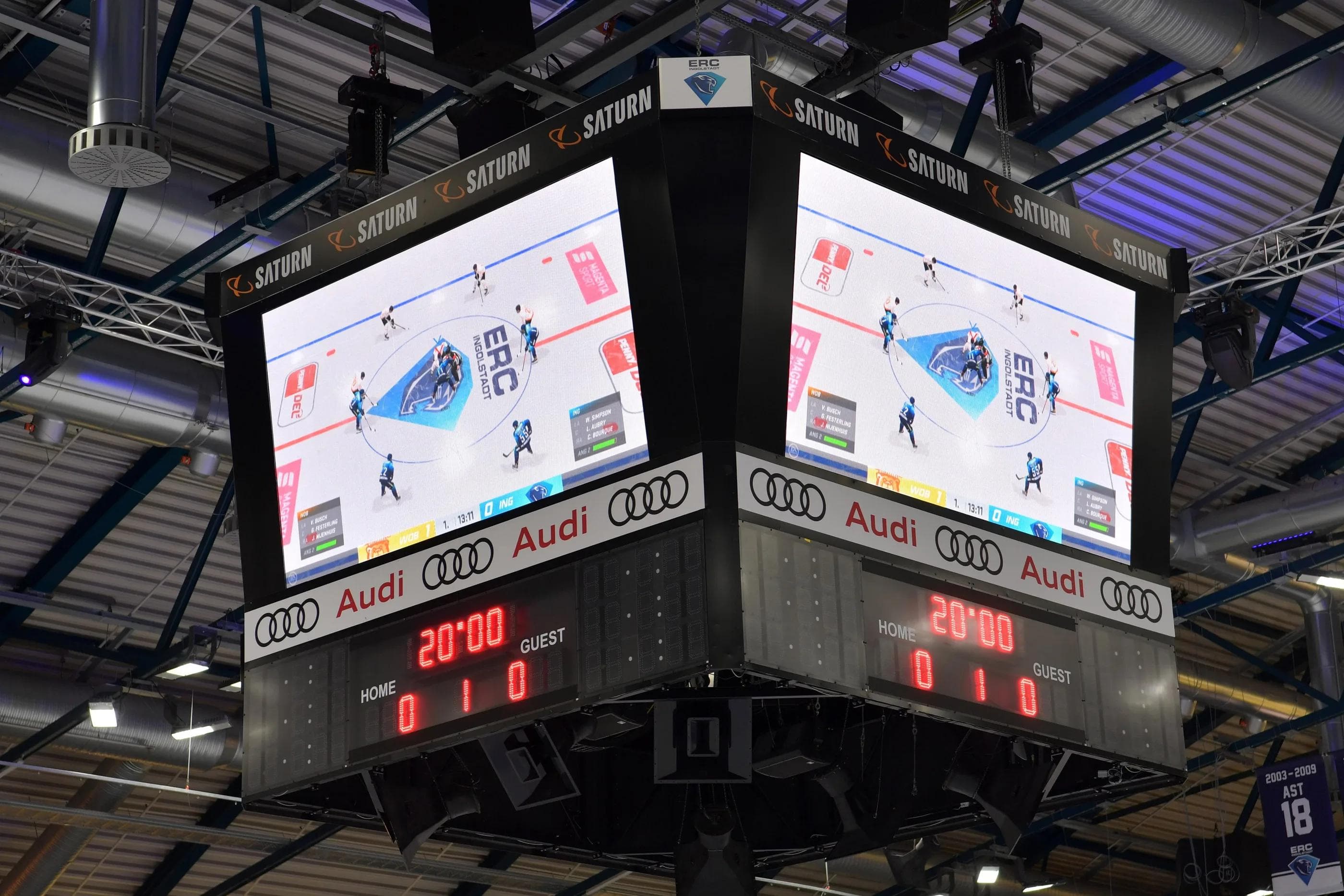 NHL22-Duell auf dem Videowürfel der SATURN-Arena.
Foto: Johannes Traub/JT-Presse.de