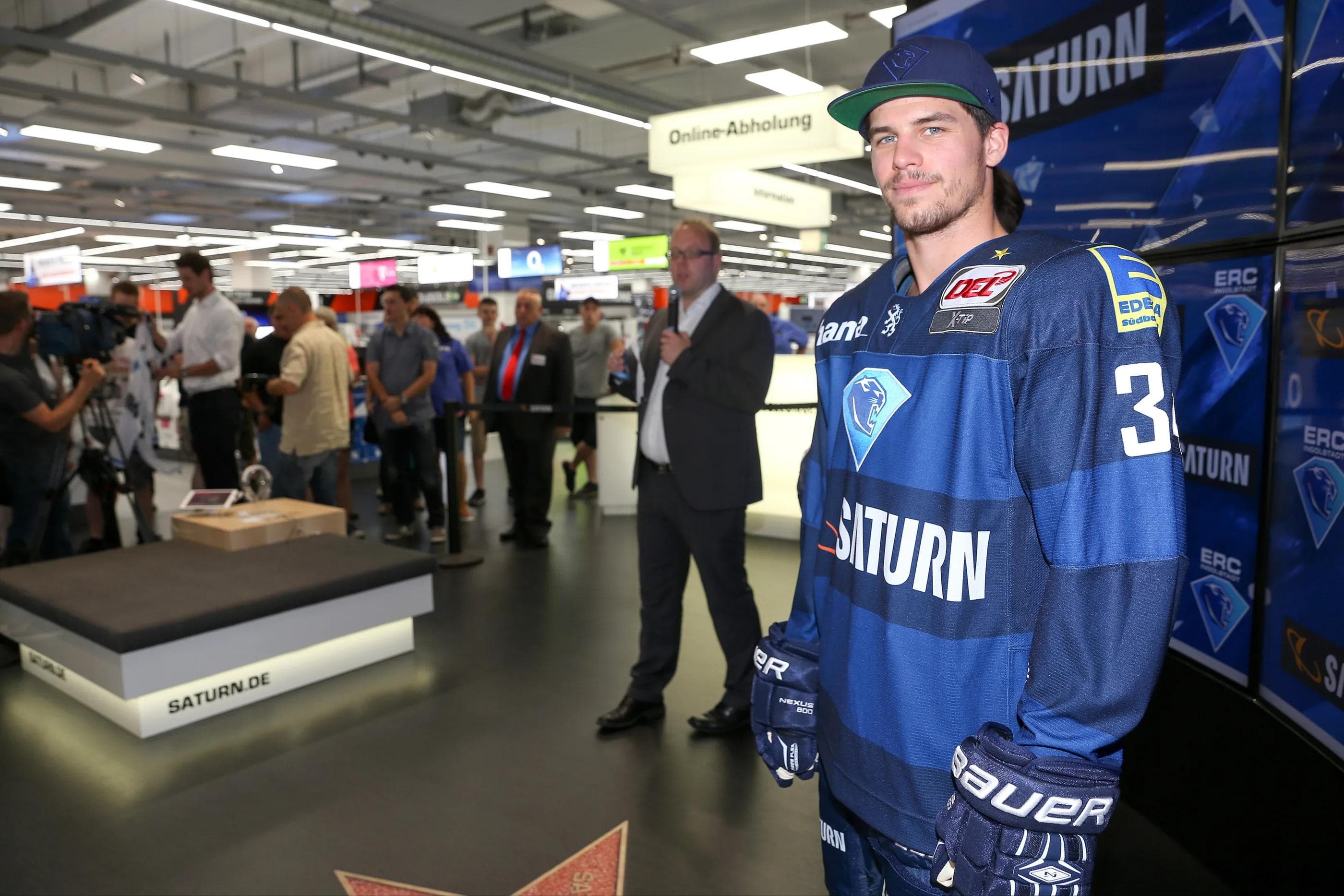 Benedikt Kohl im neuen Trikot des ERC (Foto: Bösl)