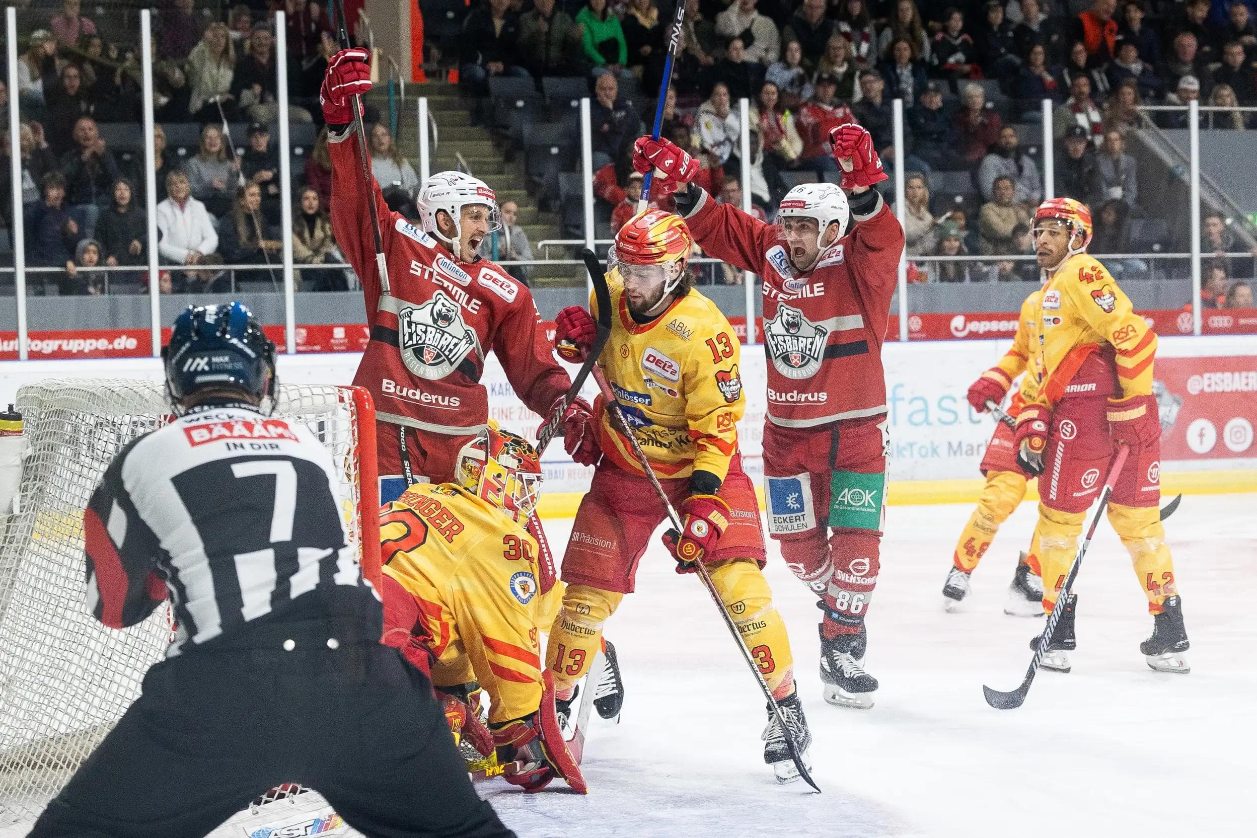 Als bester Vorlagengeber der abgelaufenen DEL2-Saison feierte der 28-Jährige (links) den Meistertitel mit Regensburg.
Foto: Melanie Feldmeier/arSito